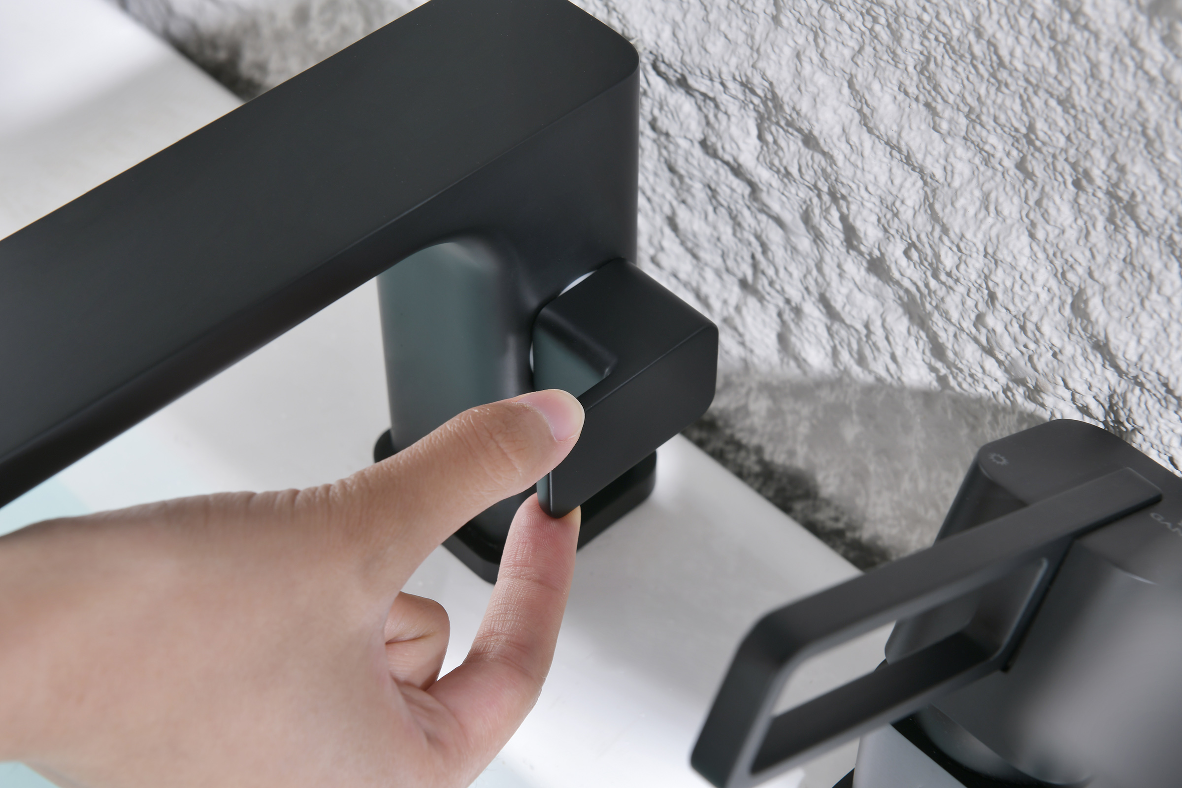 12133-C Смеситель на борт ванны (3-отв,ЧЕРНЫЙ)  GANZER (10/1шт)