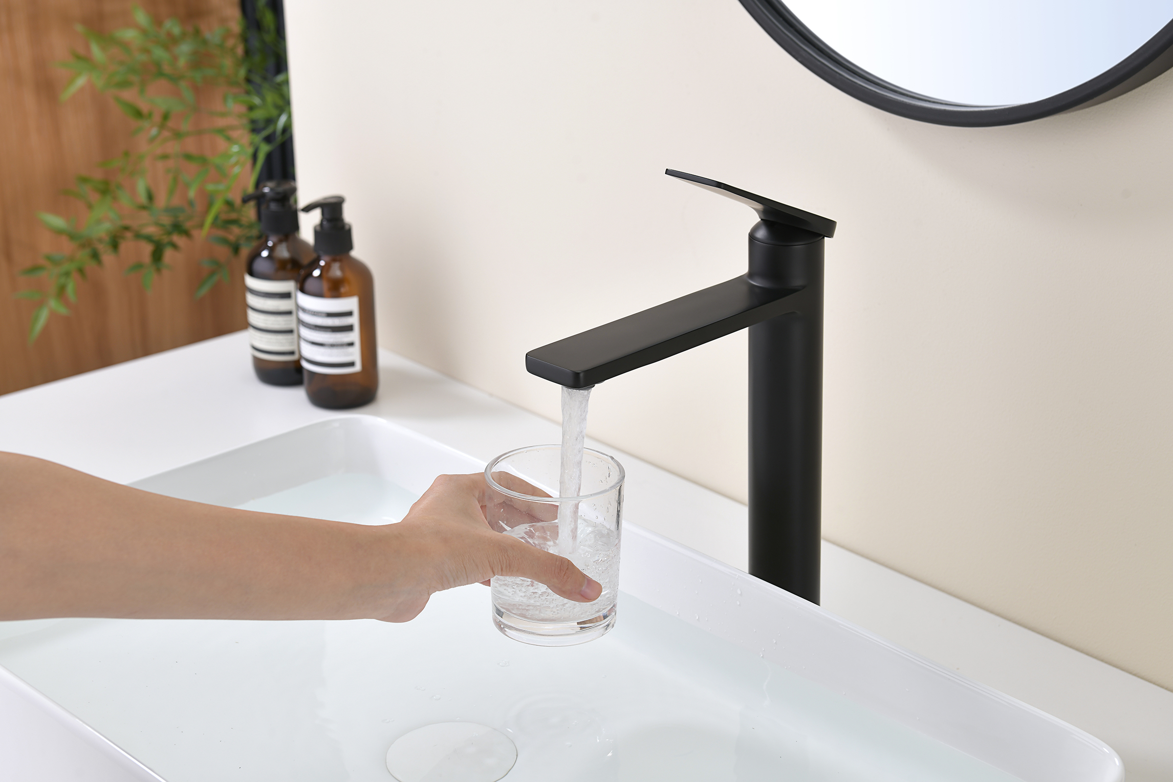 07112-C Смеситель од. для раковины-чаши (ЧЕРНЫЙ) GANZER (10/1шт)