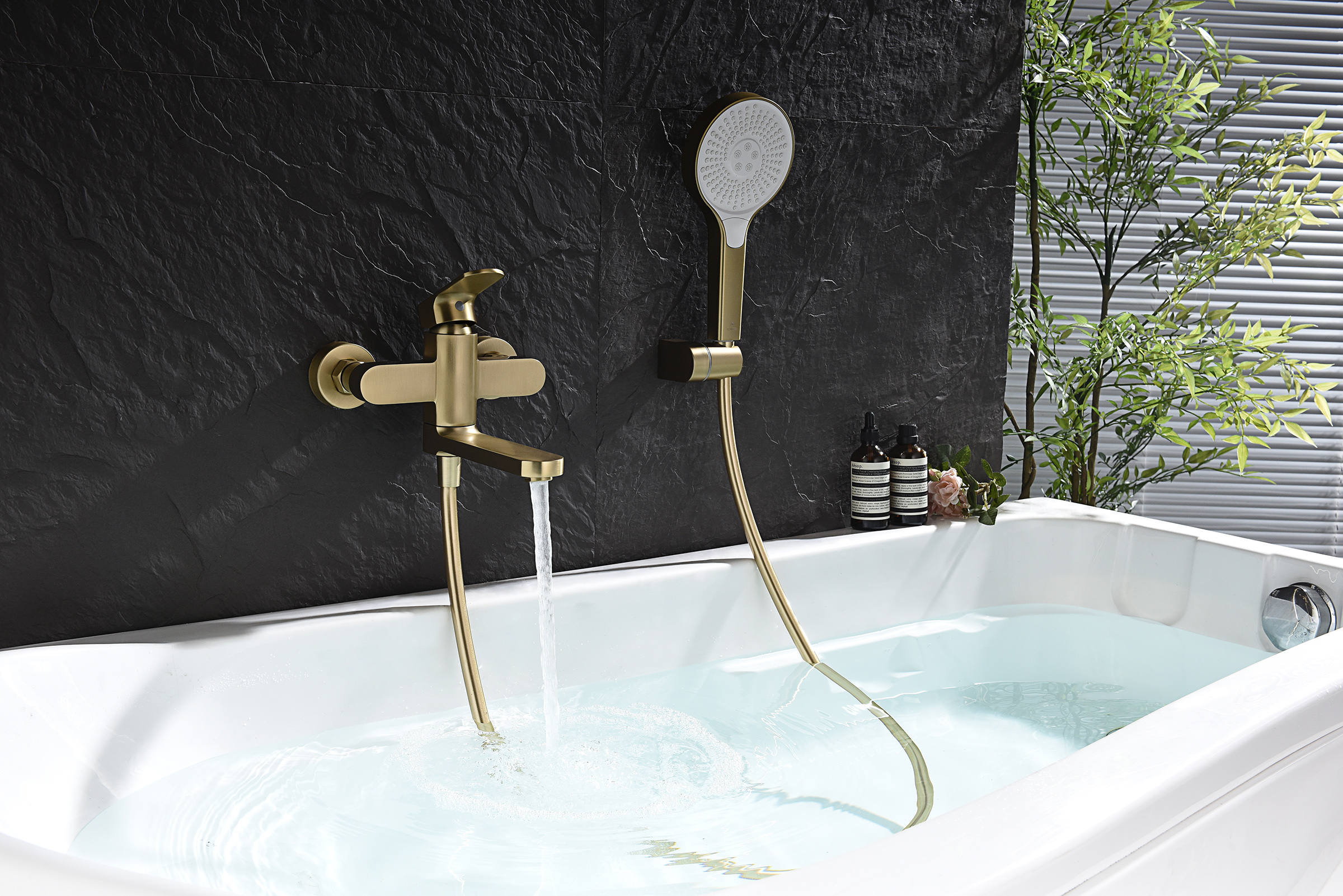 06132-S Смеситель од. для ванны кор. (Мат. Золото)  GANZER  (8/1шт)