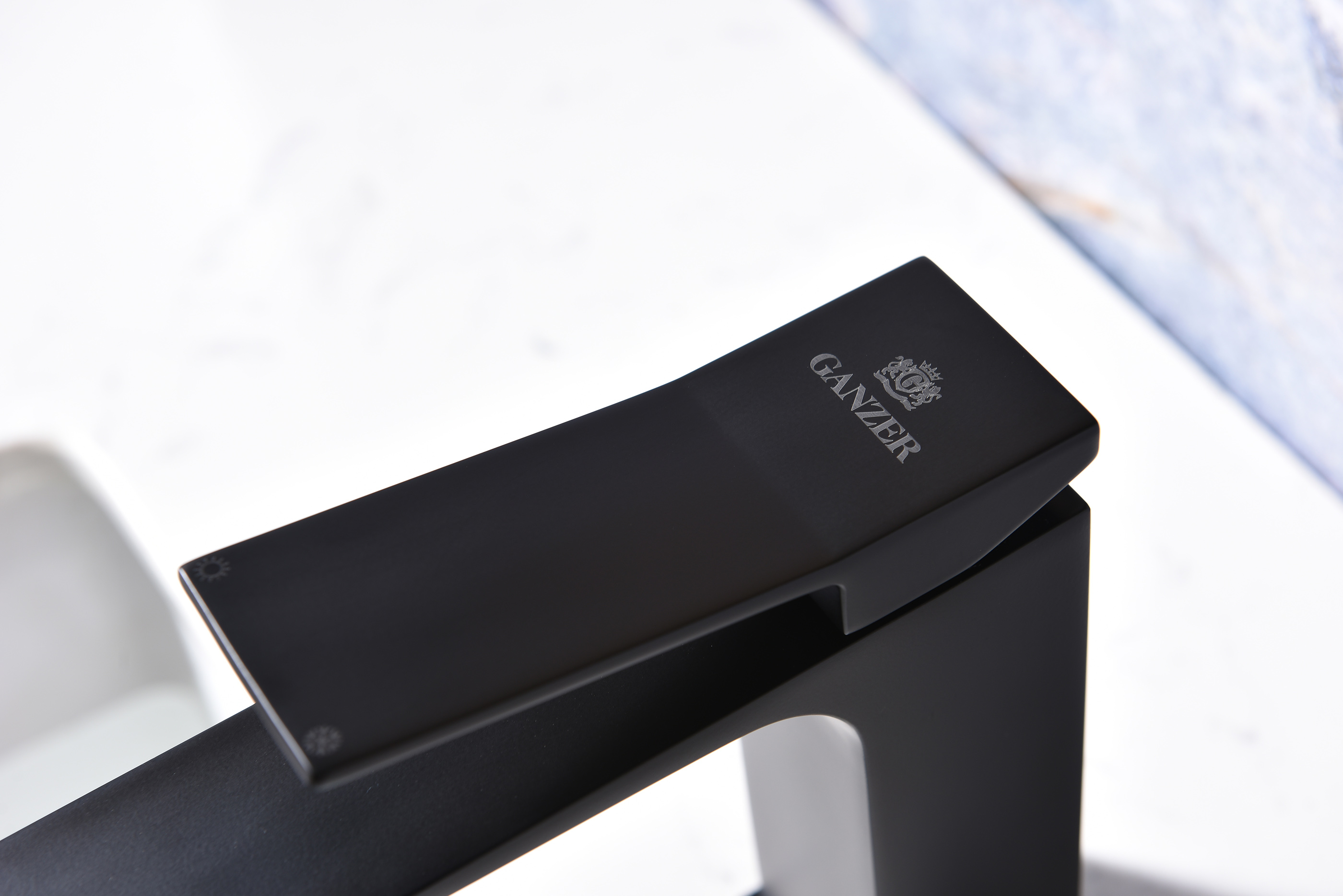 05111-C Смеситель од. для раковины (ЧЕРНЫЙ) GANZER (10/1шт)