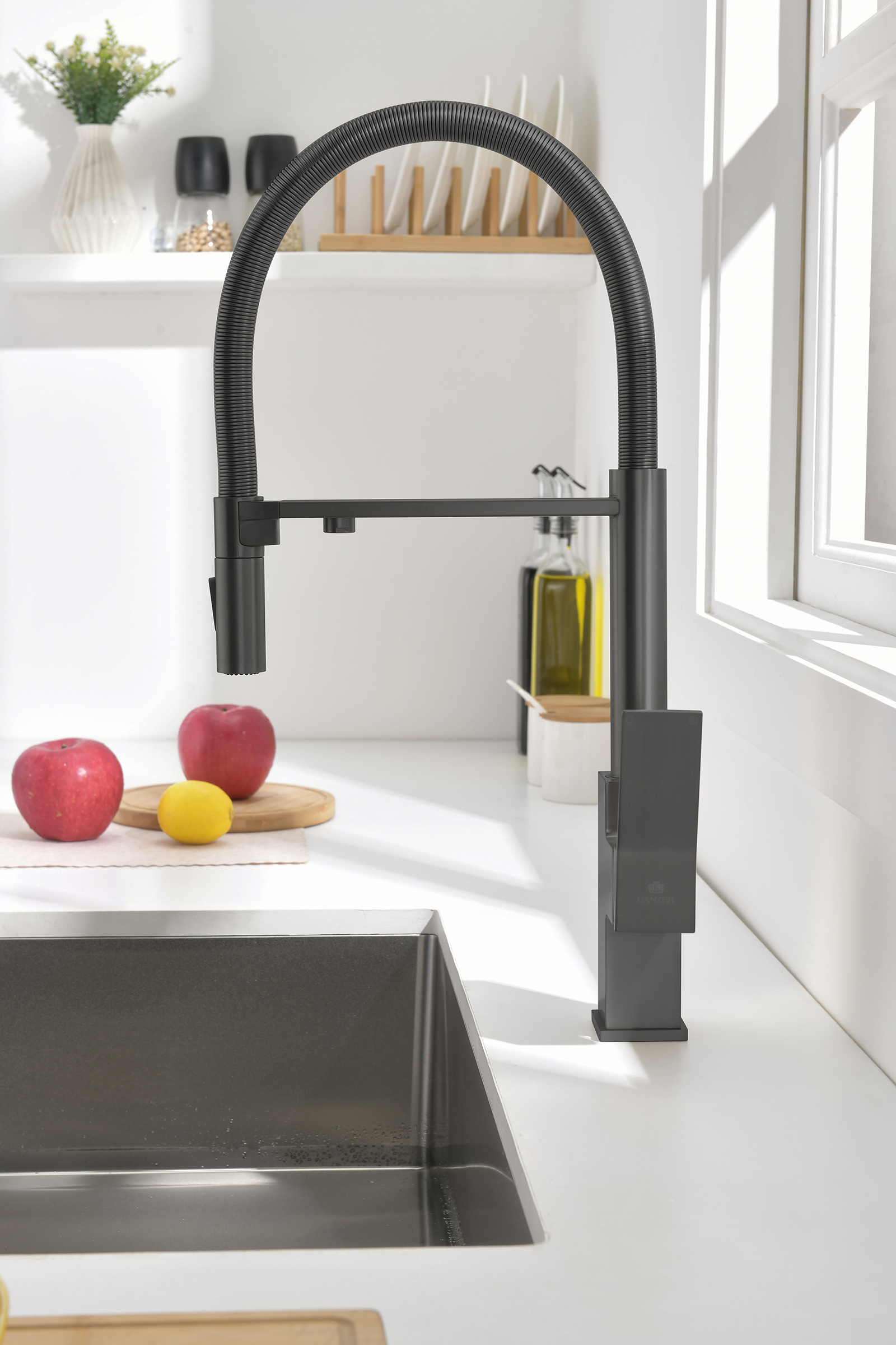 05126-Q Смес. для кухни с гиб МАГ. изл. и под. фильт. (ГРАФИТ) GANZER (10/1шт)