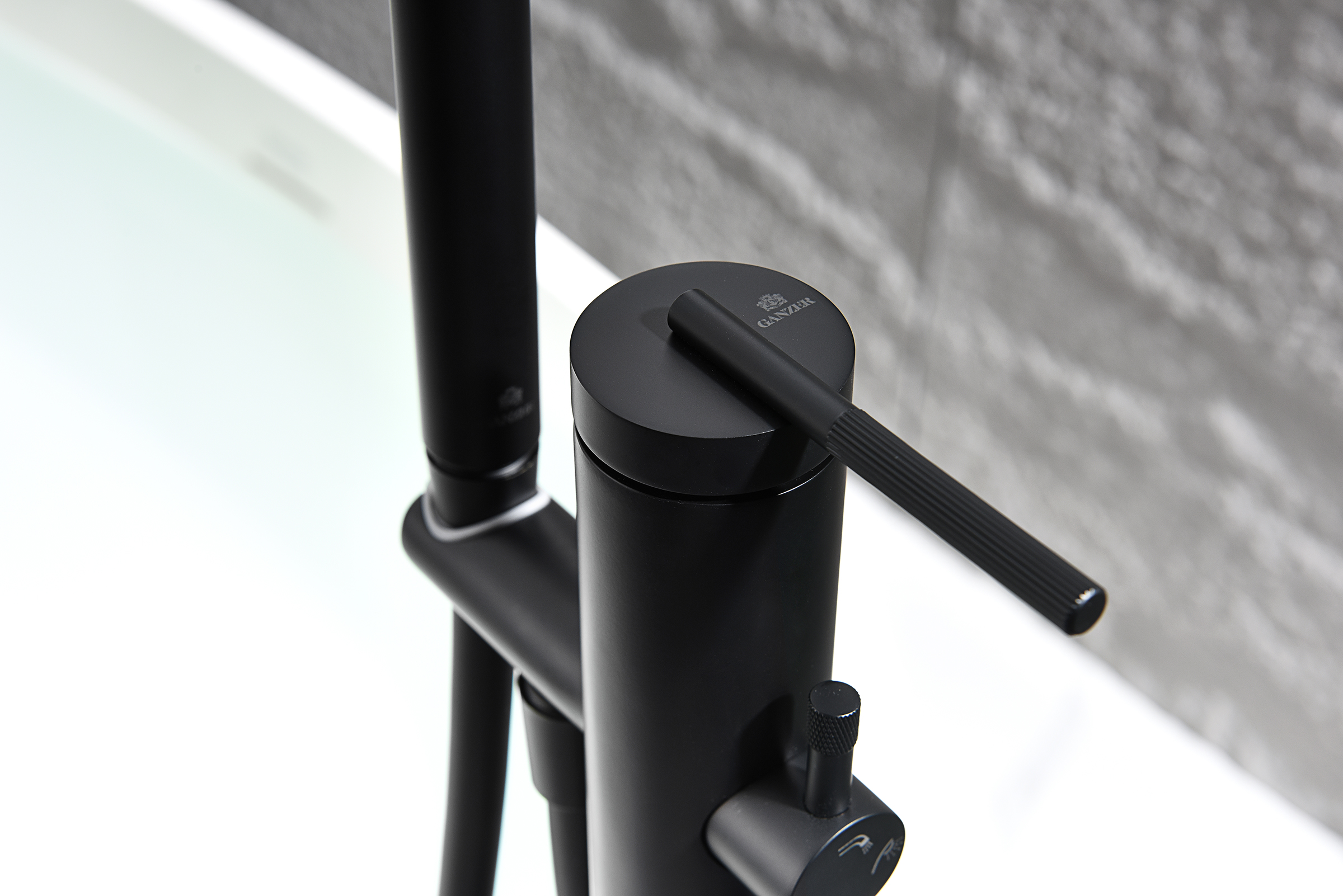 19181-C Смеситель напольный для ванны (ЧЕРНЫЙ) GANZER  (5/1шт)