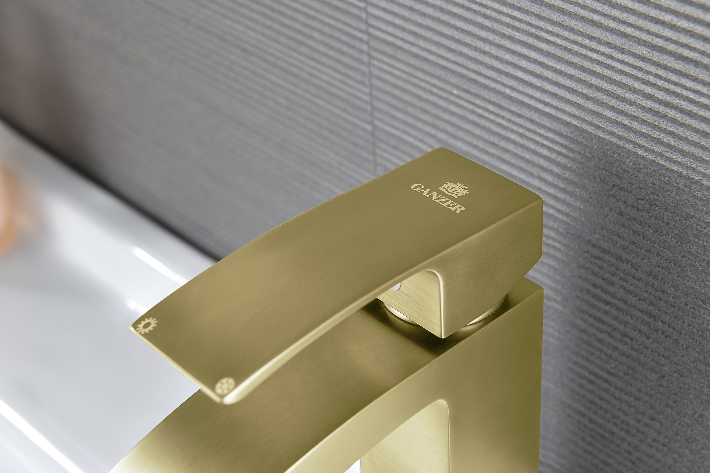 44111-S Смеситель од. для раковины (Мат. Золото) GANZER (10/1шт)