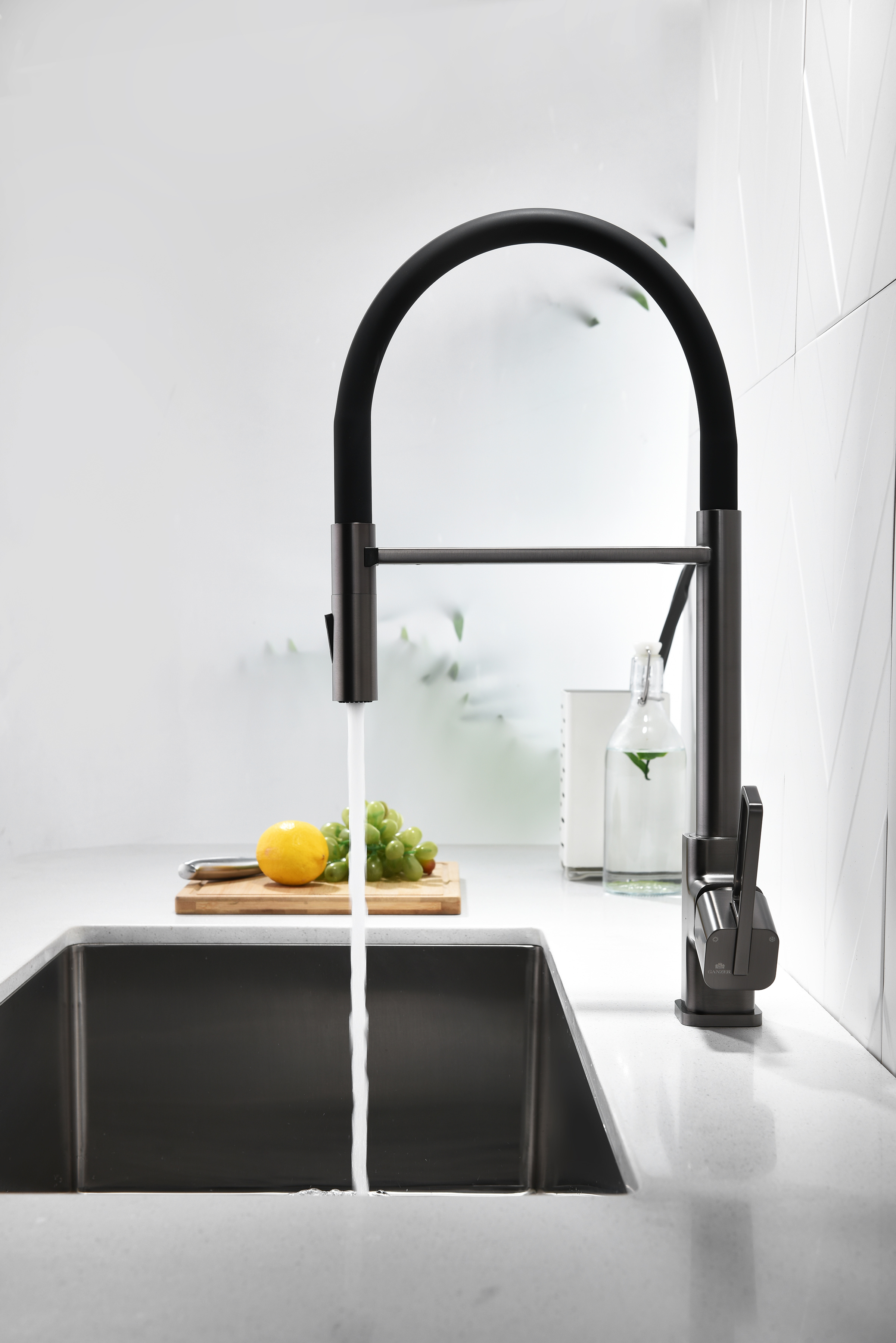 12127-QC Смеситель для кухни с гиб. МАГНИТ. изливом (ГРАФИТ+ЧЕР.) GANZER (10/1шт)