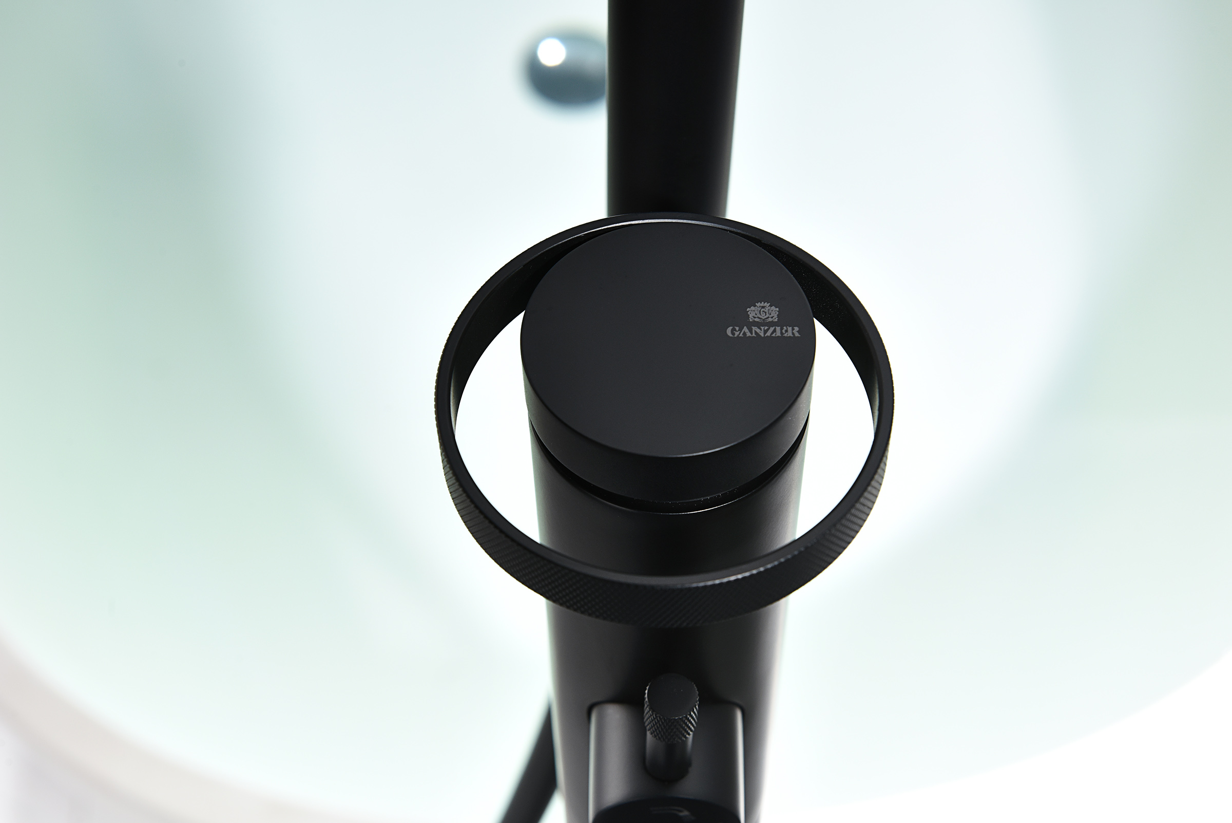 19181-C Смеситель напольный для ванны (ЧЕРНЫЙ) GANZER  (5/1шт)