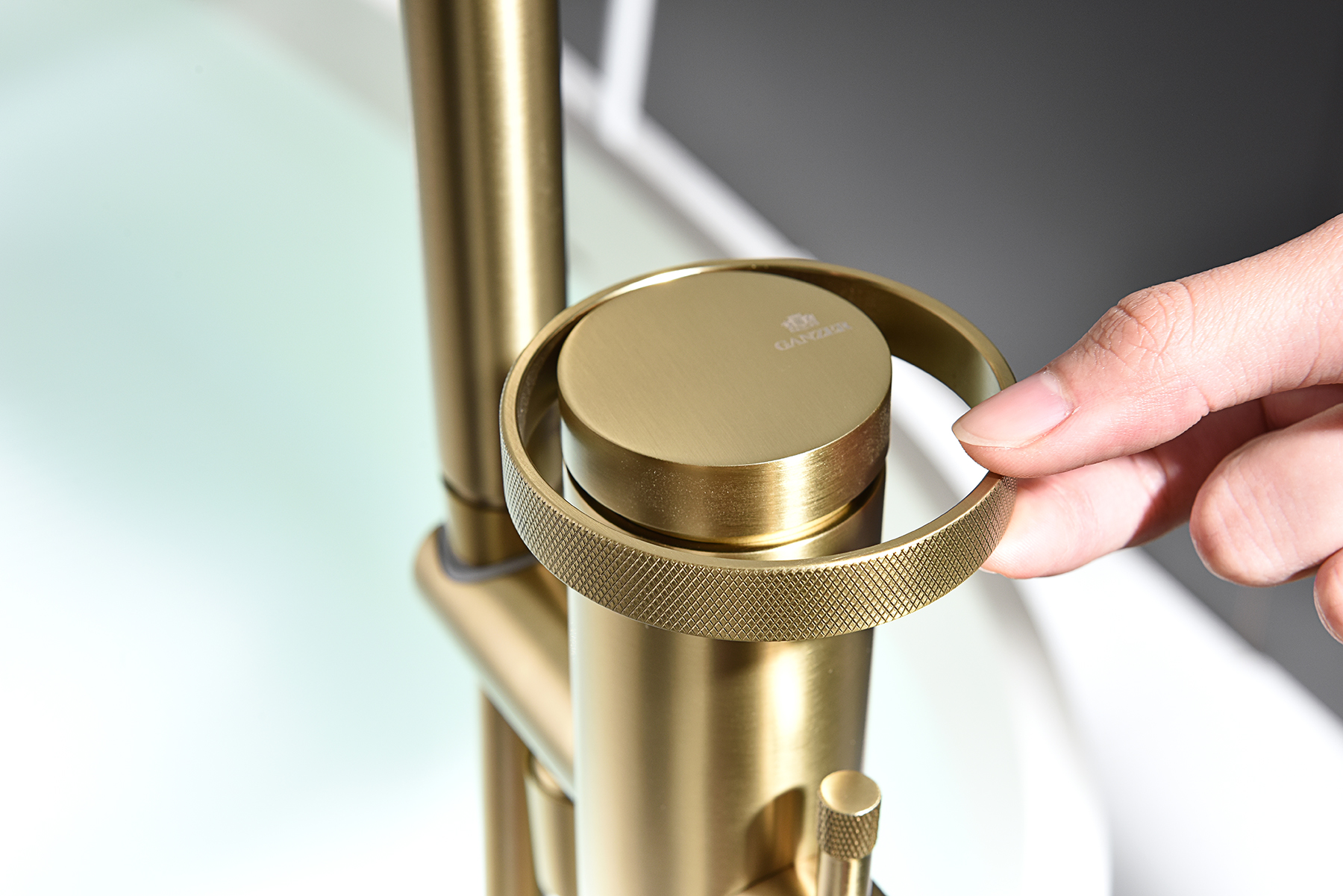 19181-S Смеситель напольный для ванны (Мат. Золото) GANZER  (5/1шт)