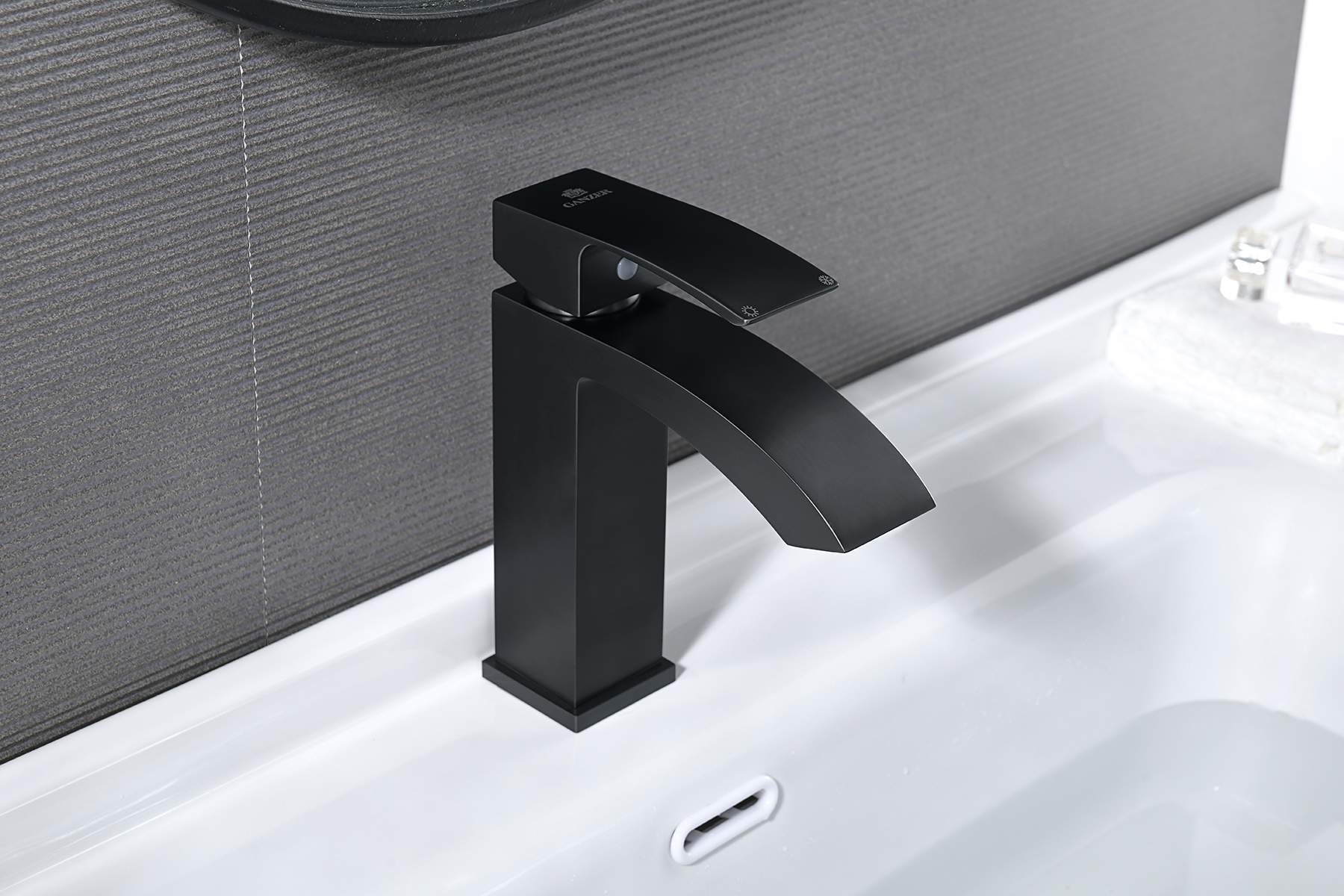 44111-C Смеситель од. для раковины (ЧЕРНЫЙ) GANZER (10/1шт)