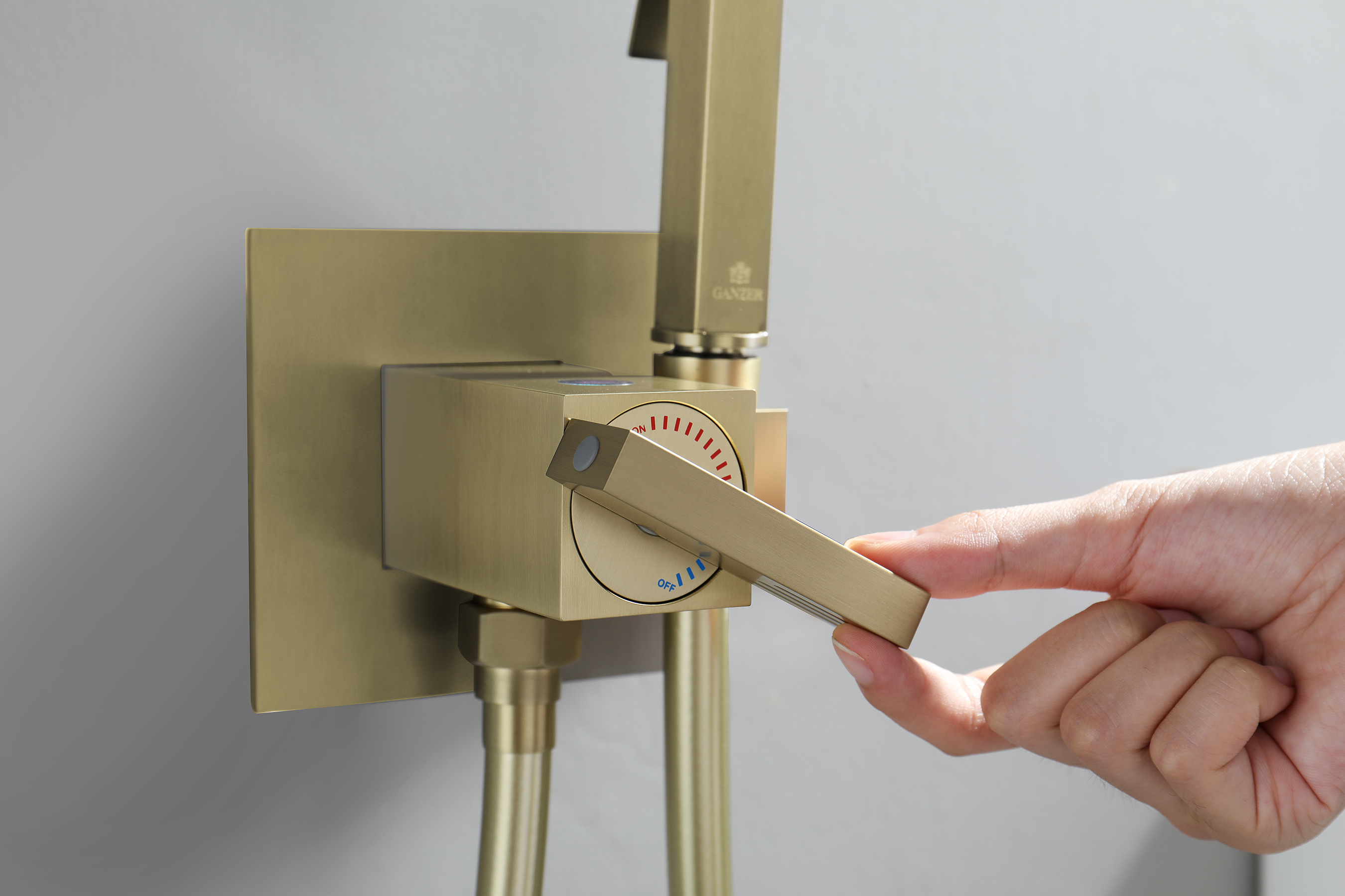 01157-S Смеситель встраиваемый с ГИГ. душом (Мат. Золото) GANZER (10/1шт)