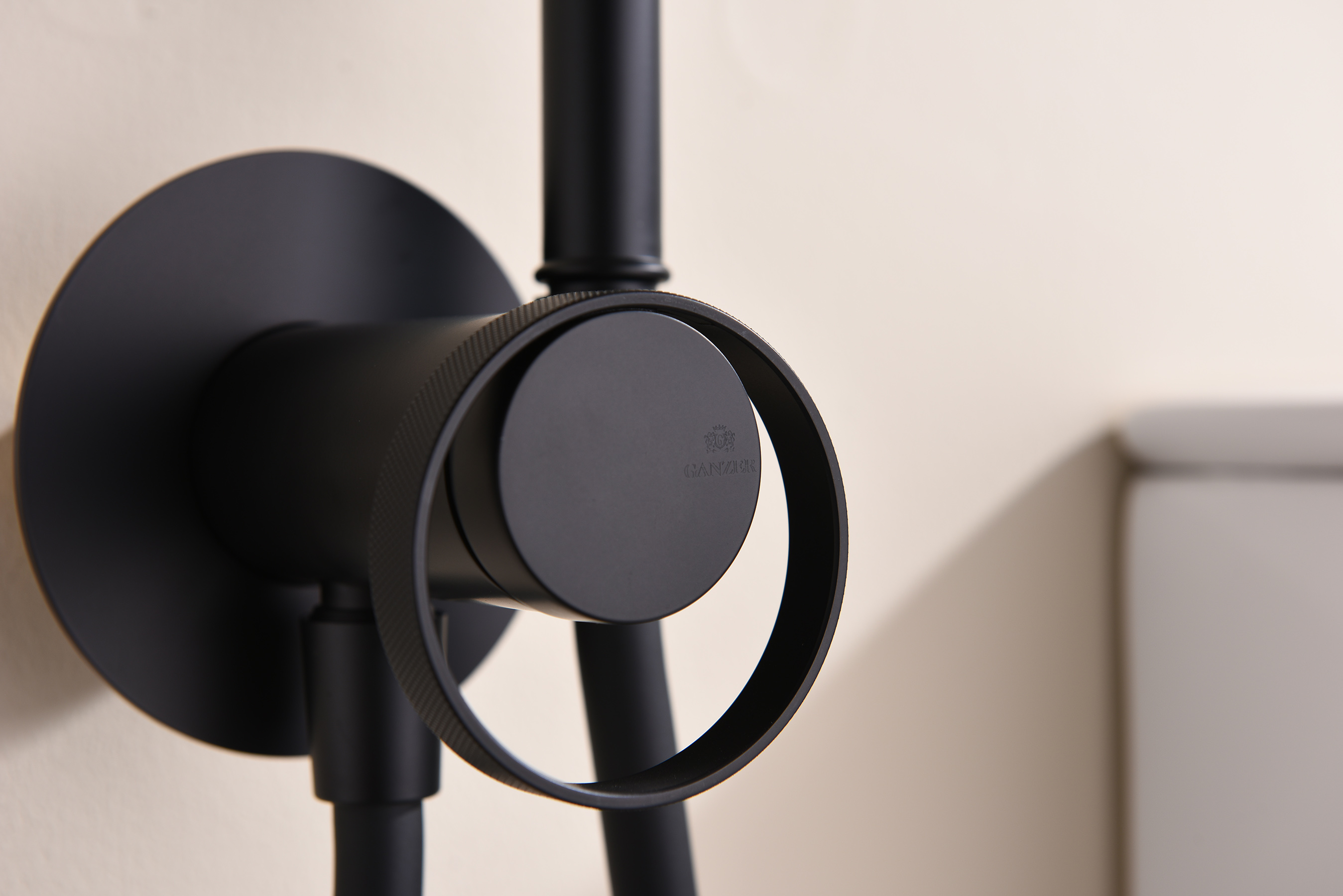 19157-C Смеситель встраиваемый с ГИГ. душем (ЧЕРНЫЙ) GANZER (10/1шт)