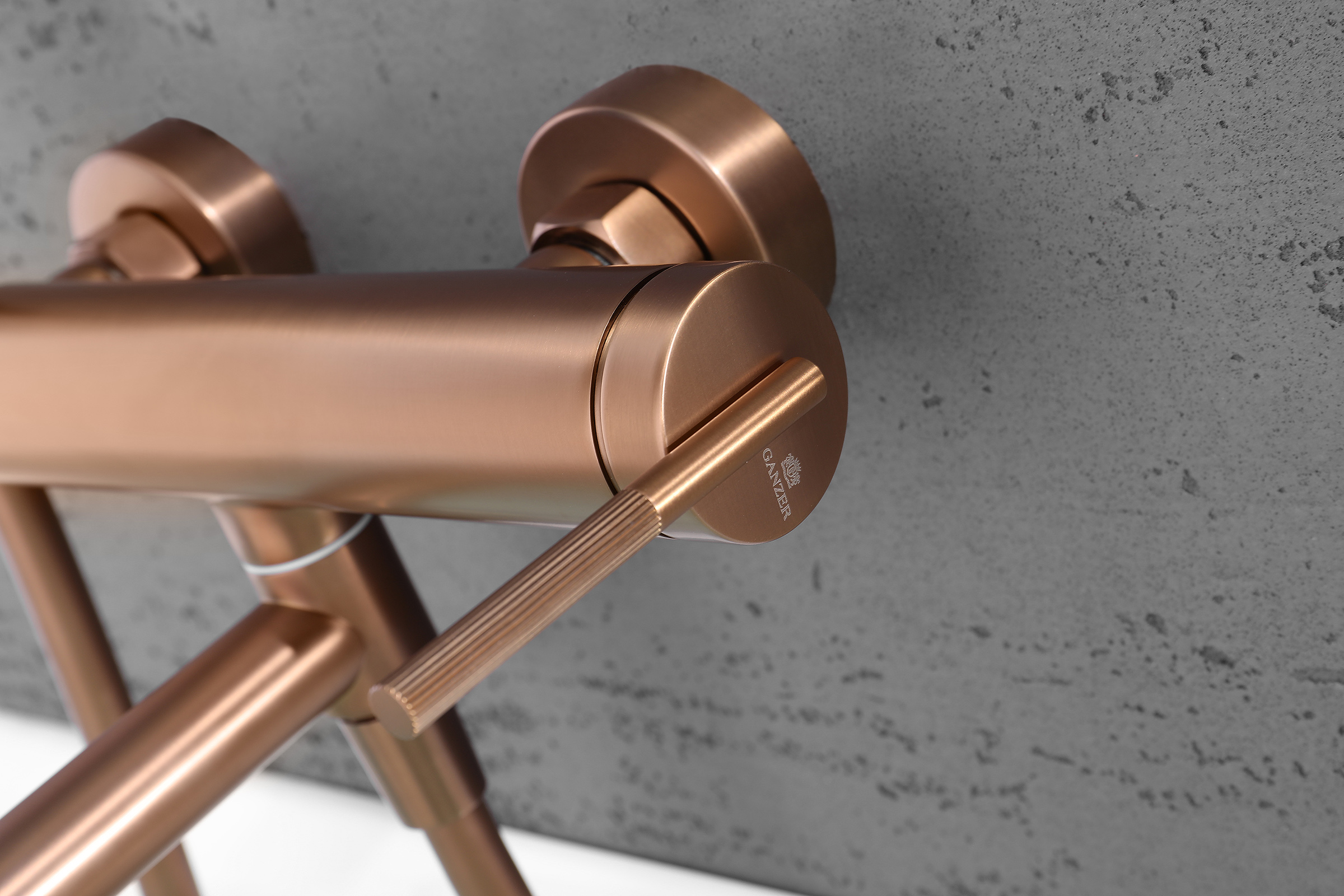 19132-R Смеситель од. для ванны кор. (Роз. Золото)  GANZER  (8/1шт)