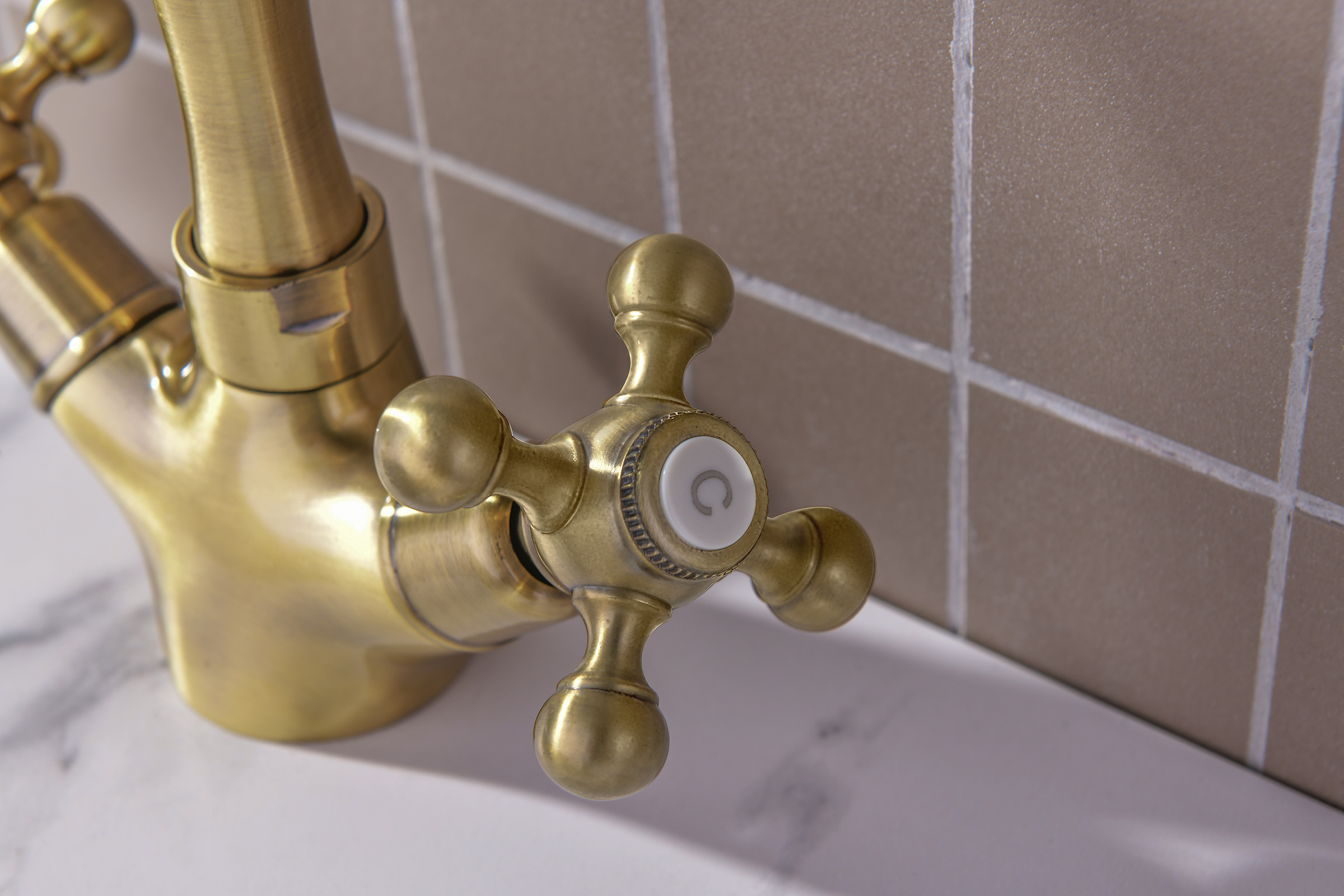 09112-D Смеситель двухвент. для умыв. (БРОНЗА)  GANZER  (10/1шт)