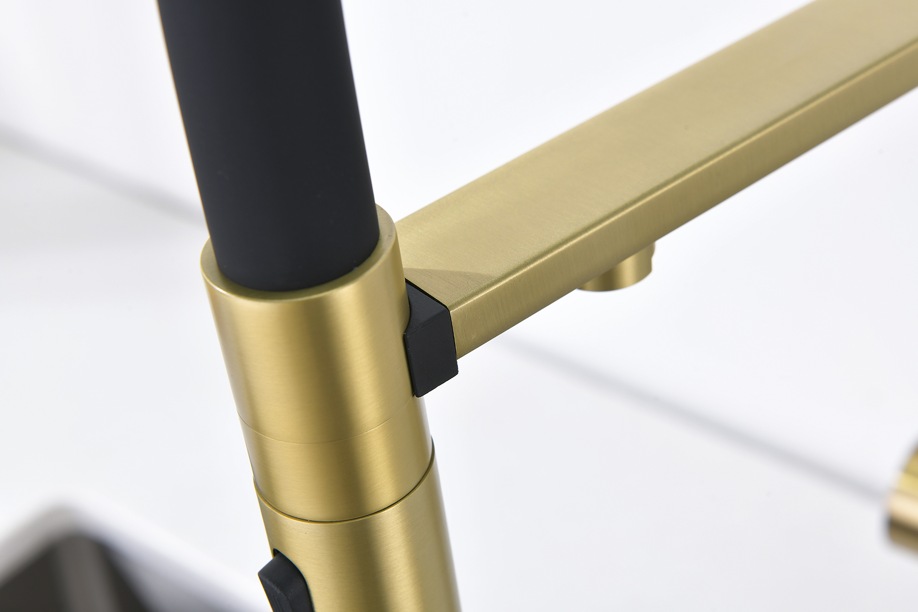 07127-S Смес. для кухни с гиб МАГ. изл. и под. фильт. (Мат. Золото+ЧЕР.) GANZER (10/1шт)