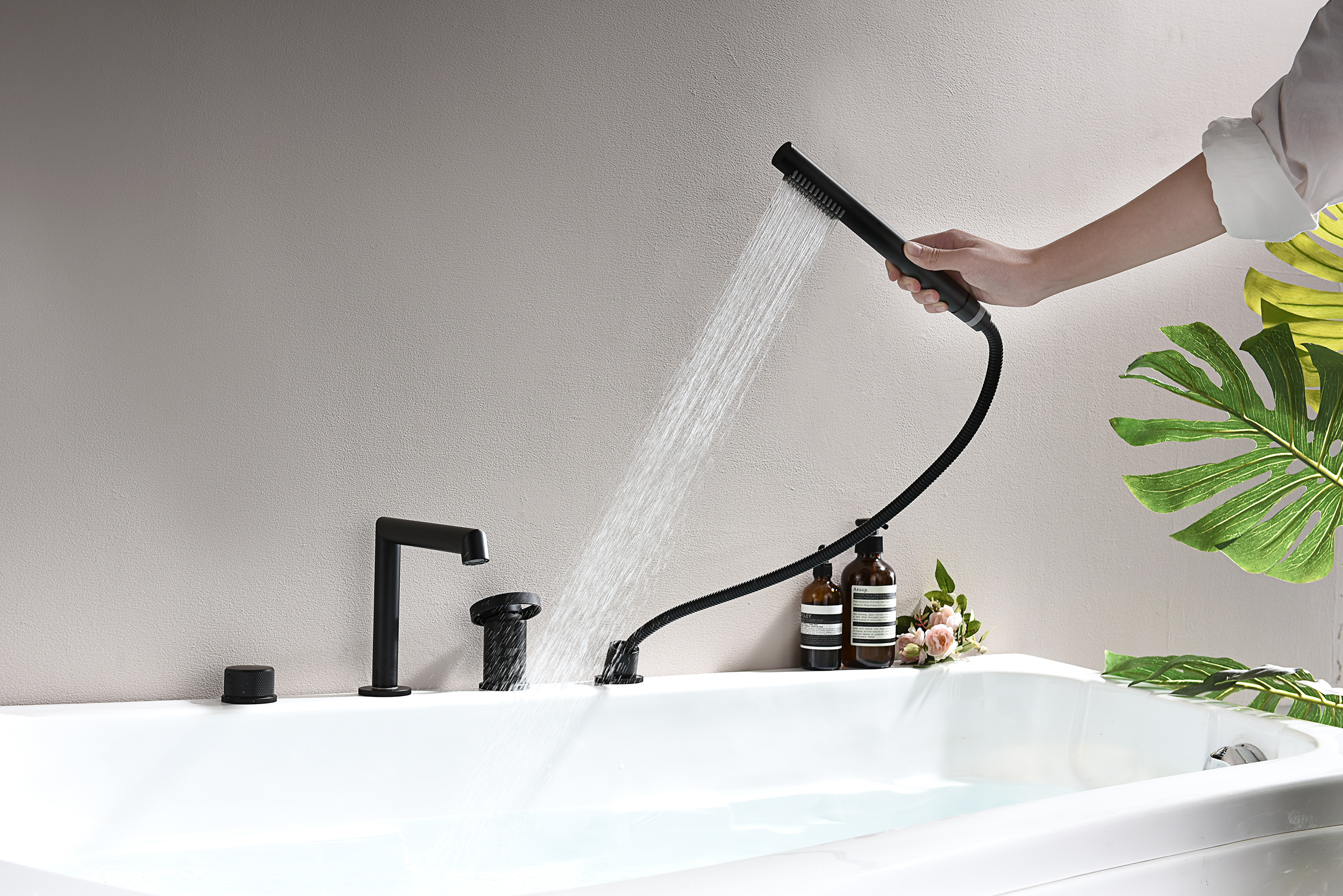 19133-C Смеситель на борт ванны (4-отв,ЧЕРНЫЙ)  GANZER (6/1шт)