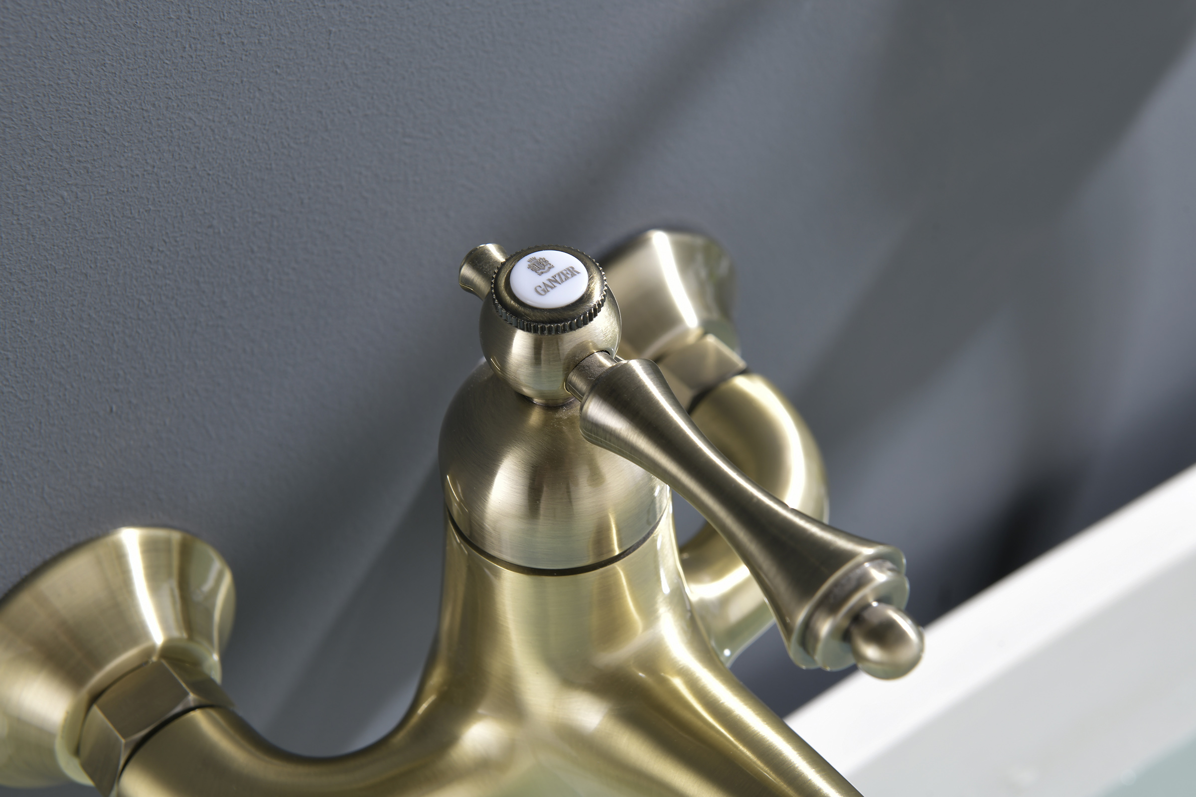 77131-D Смеситель од. для ванны кор. (БРОНЗА)  GANZER  (8/1шт)