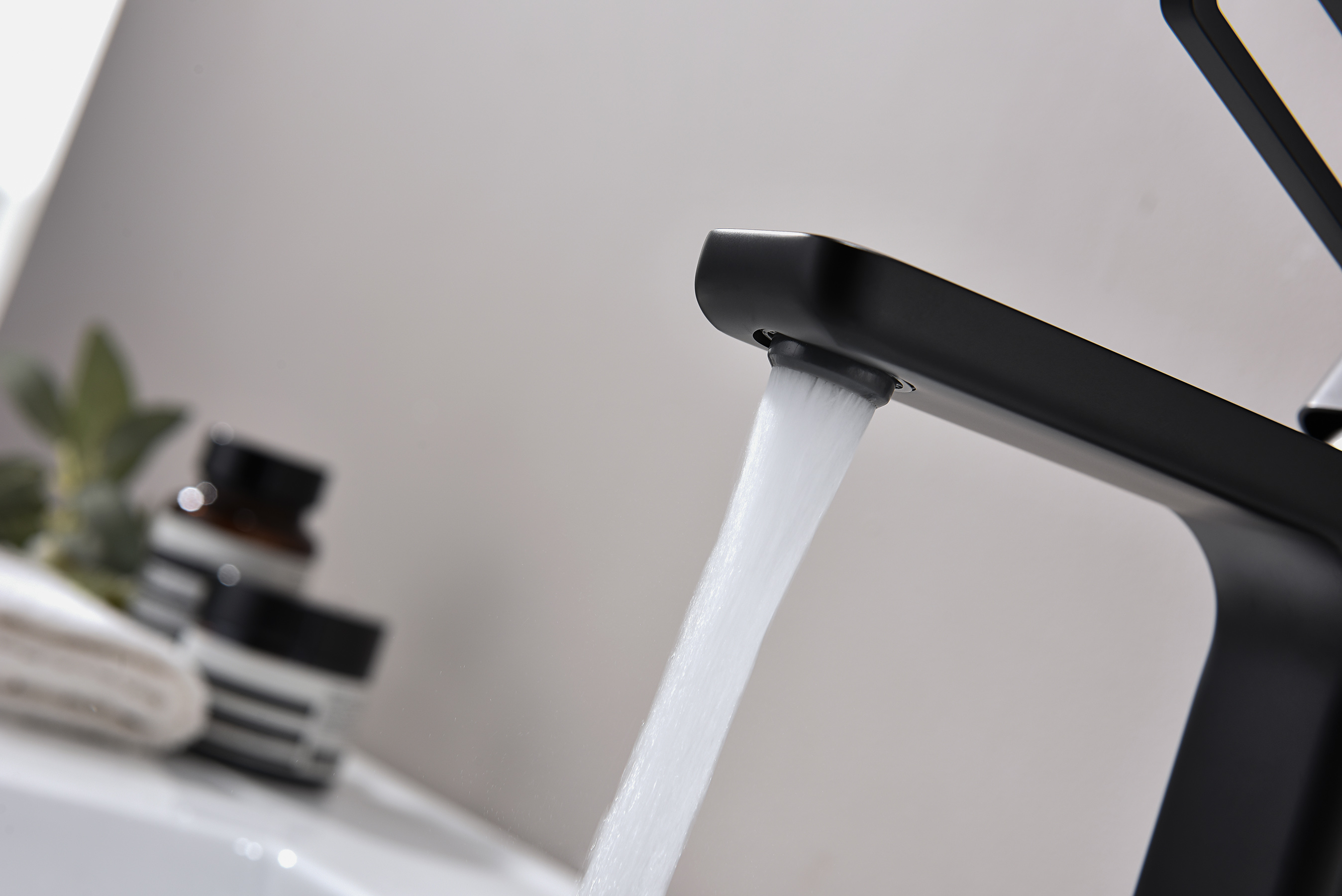 12111-C Смеситель од. для раковины (ЧЕРНЫЙ) GANZER (10/1шт)