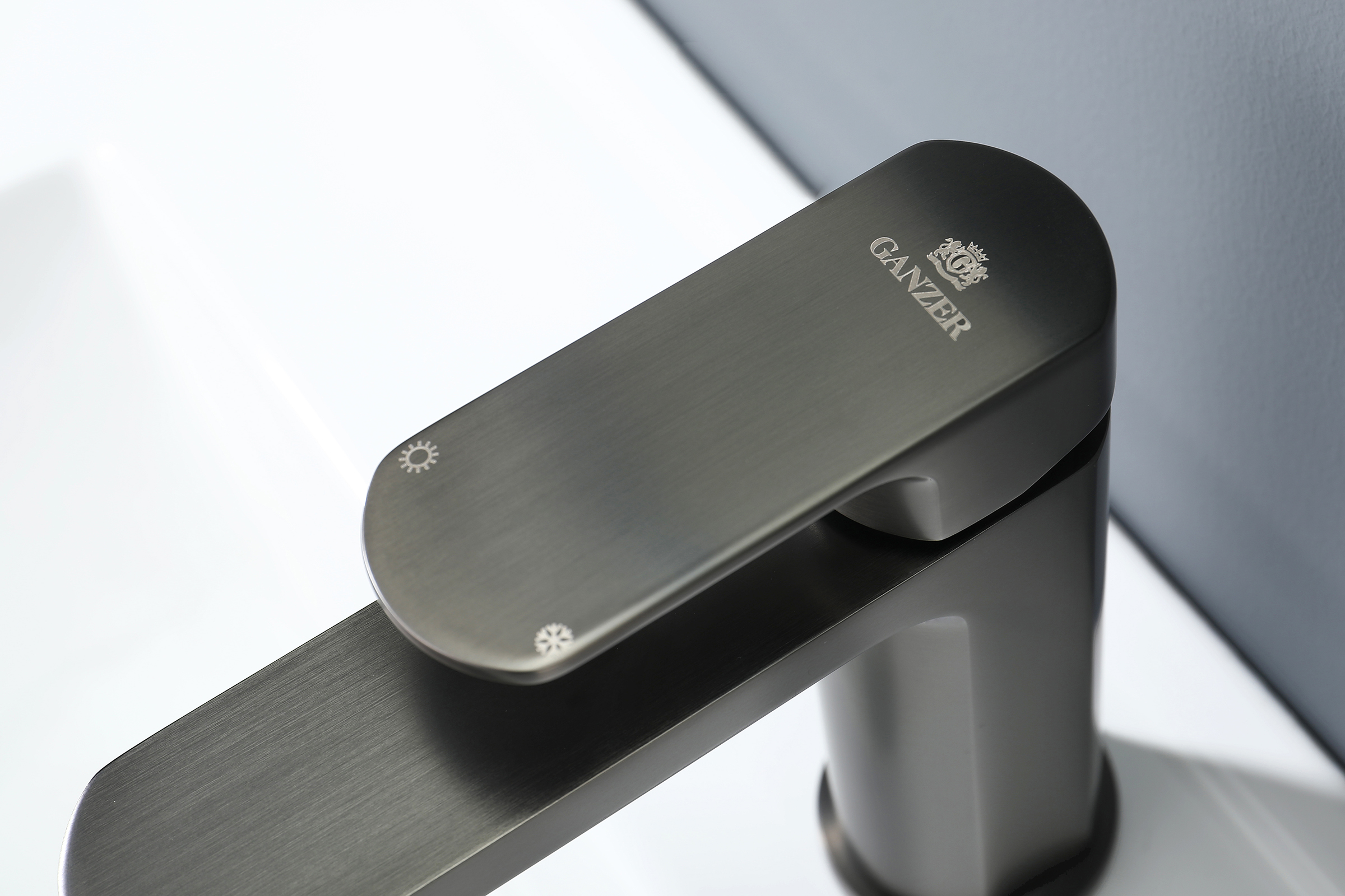 06111-Q Смеситель од. для раковины (ГРАФИТ) GANZER (10/1шт)