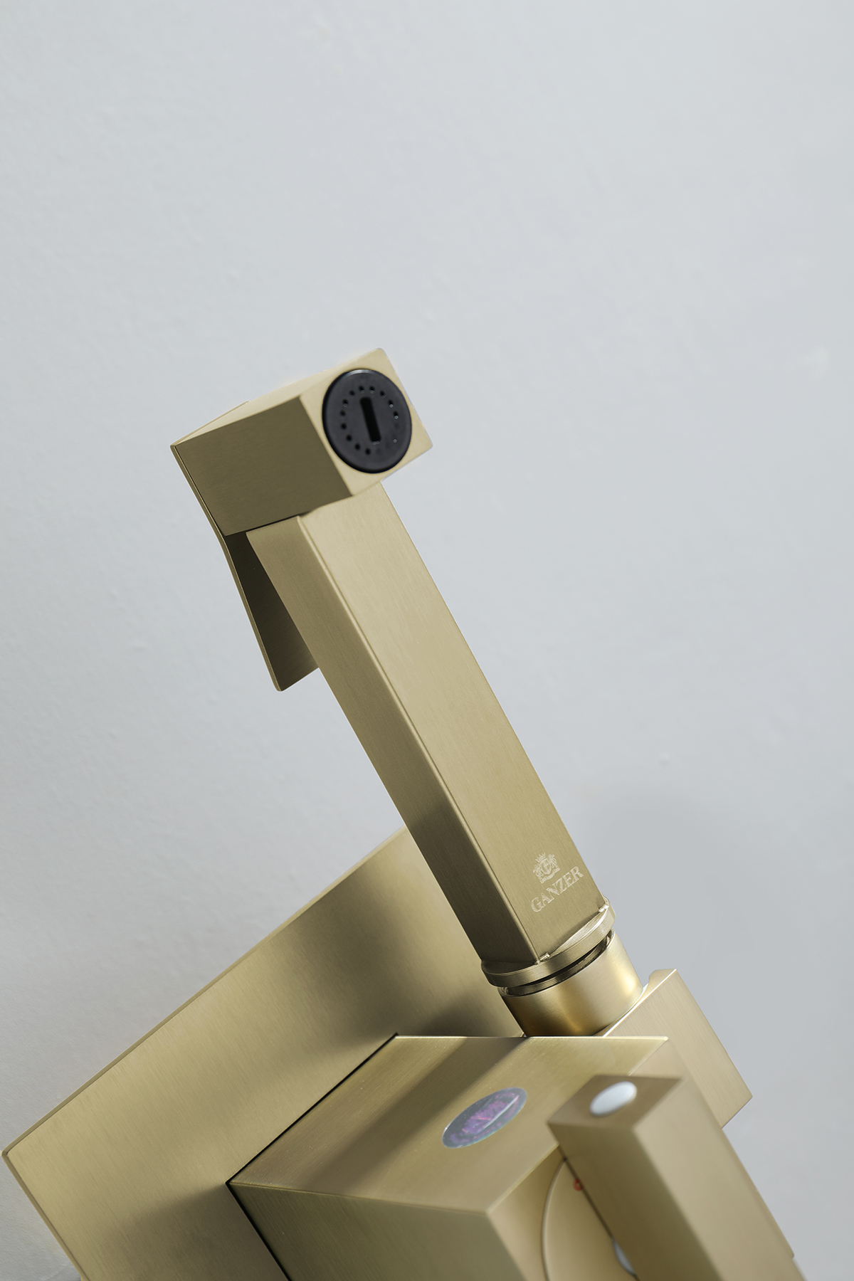 01157-S Смеситель встраиваемый с ГИГ. душом (Мат. Золото) GANZER (10/1шт)