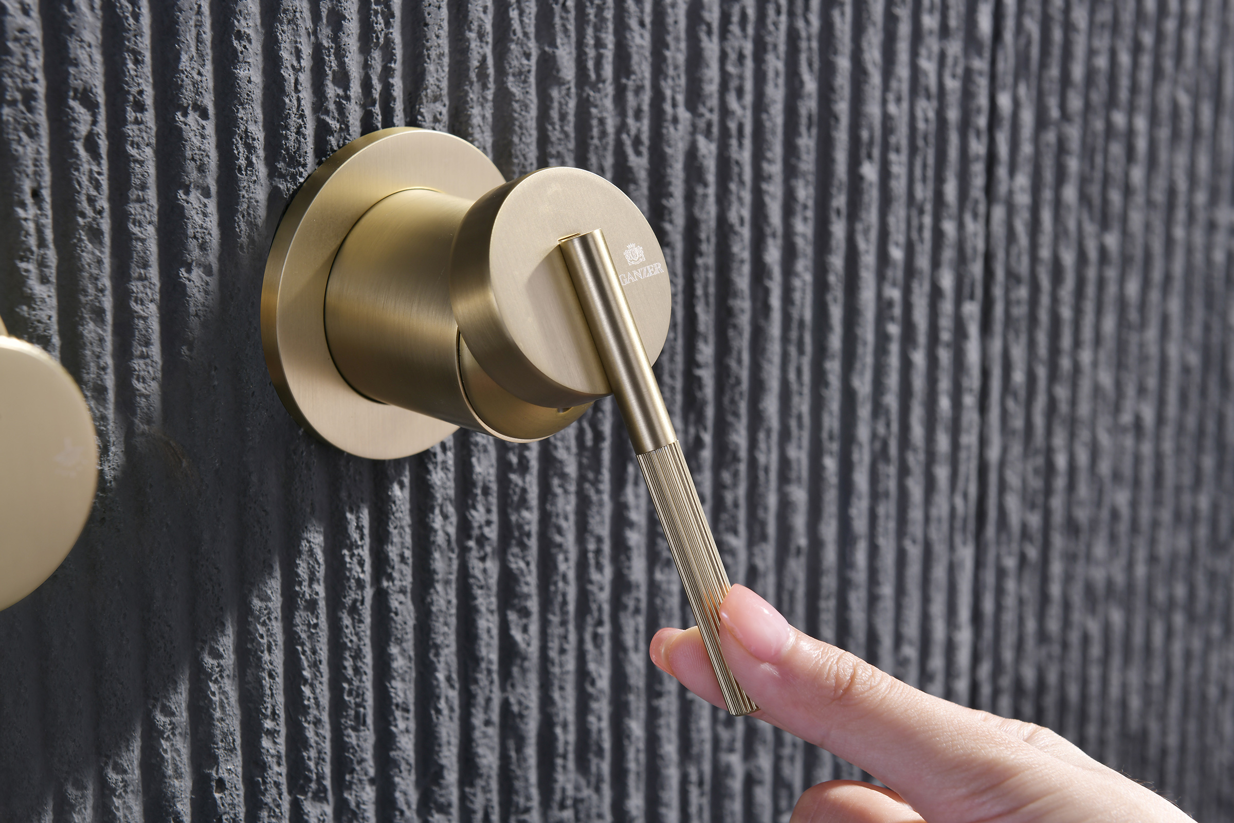 19164-S Встроенный смес для душа с 2-функ. (Мат. Золото) GANZER  (6/1шт)