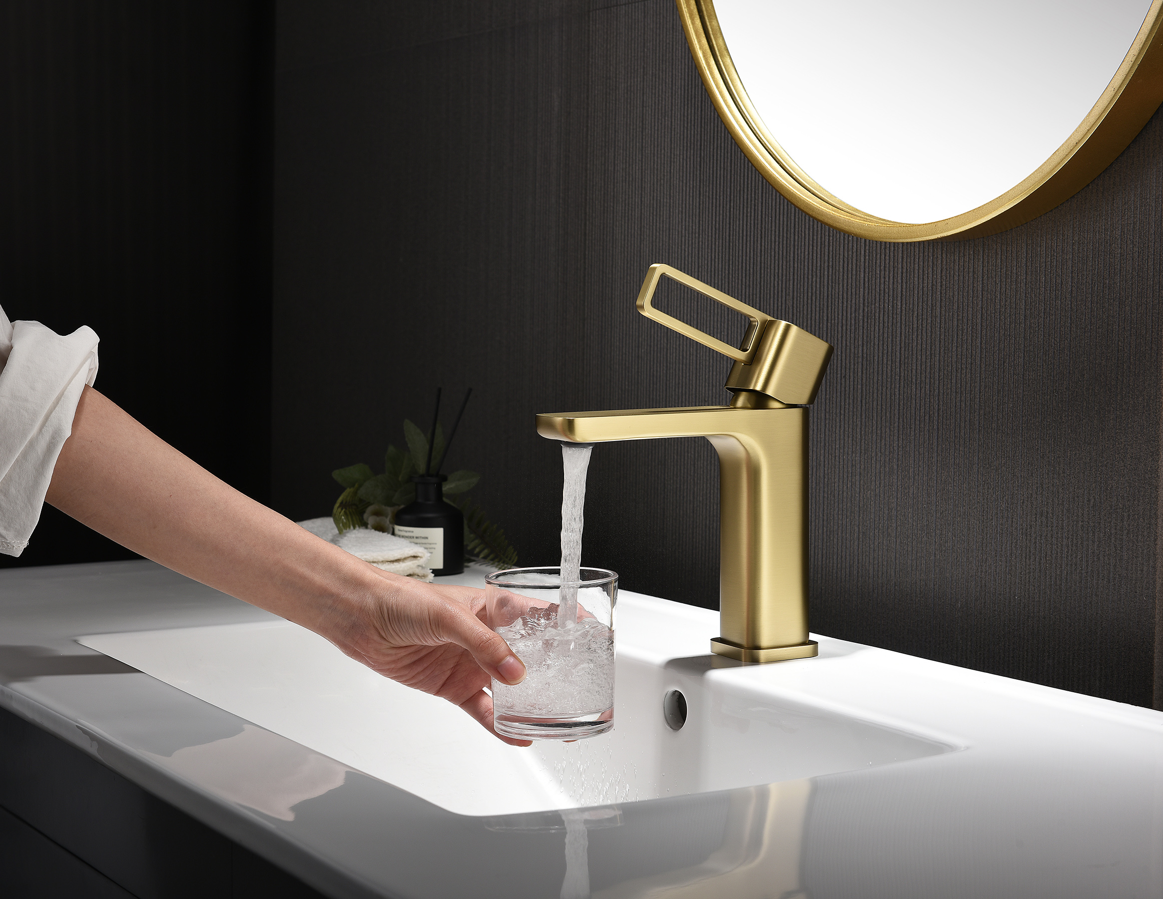 12111-S Смеситель од. для раковины (Мат. Золото) GANZER (10/1шт)