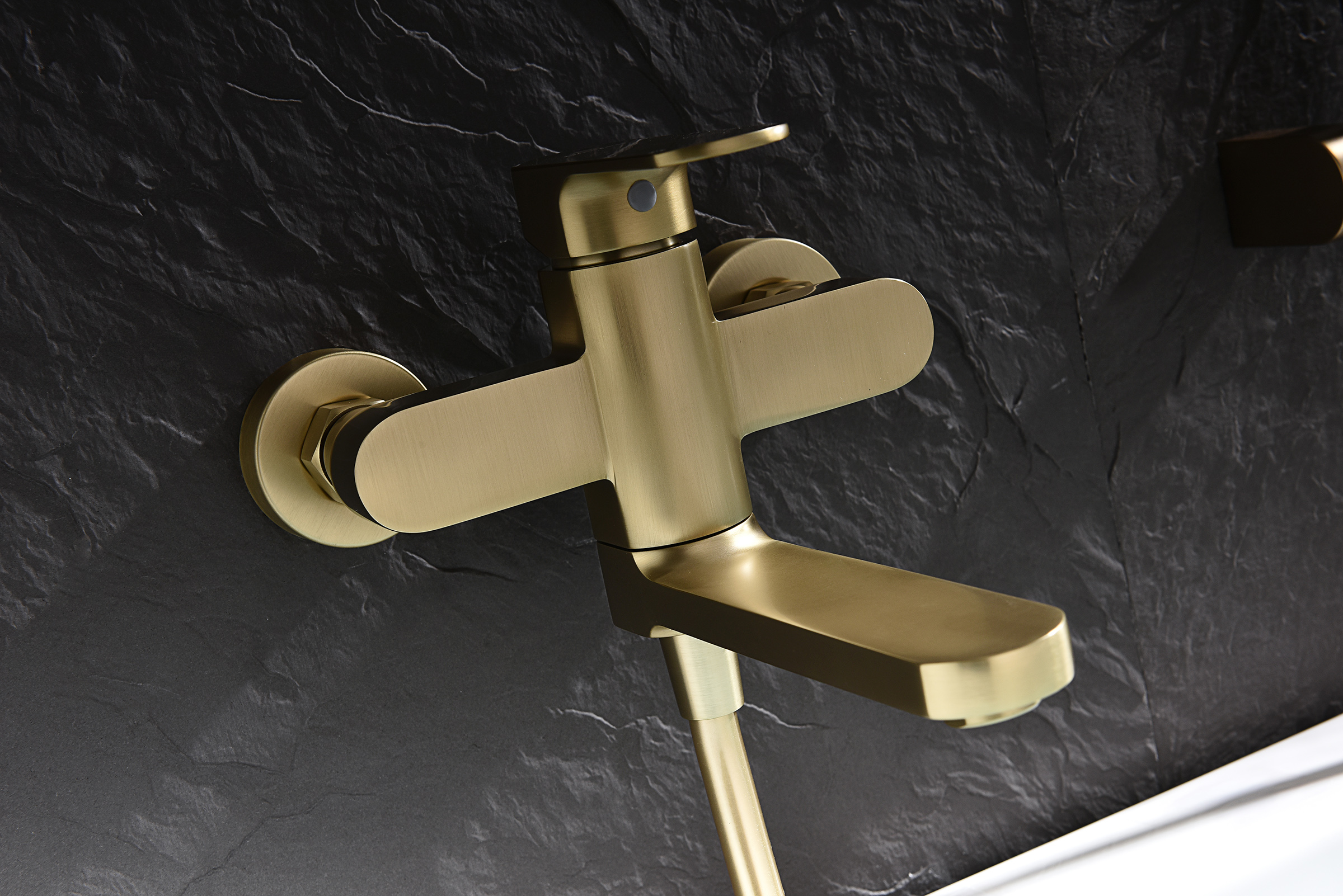 06132-S Смеситель од. для ванны кор. (Мат. Золото)  GANZER  (8/1шт)