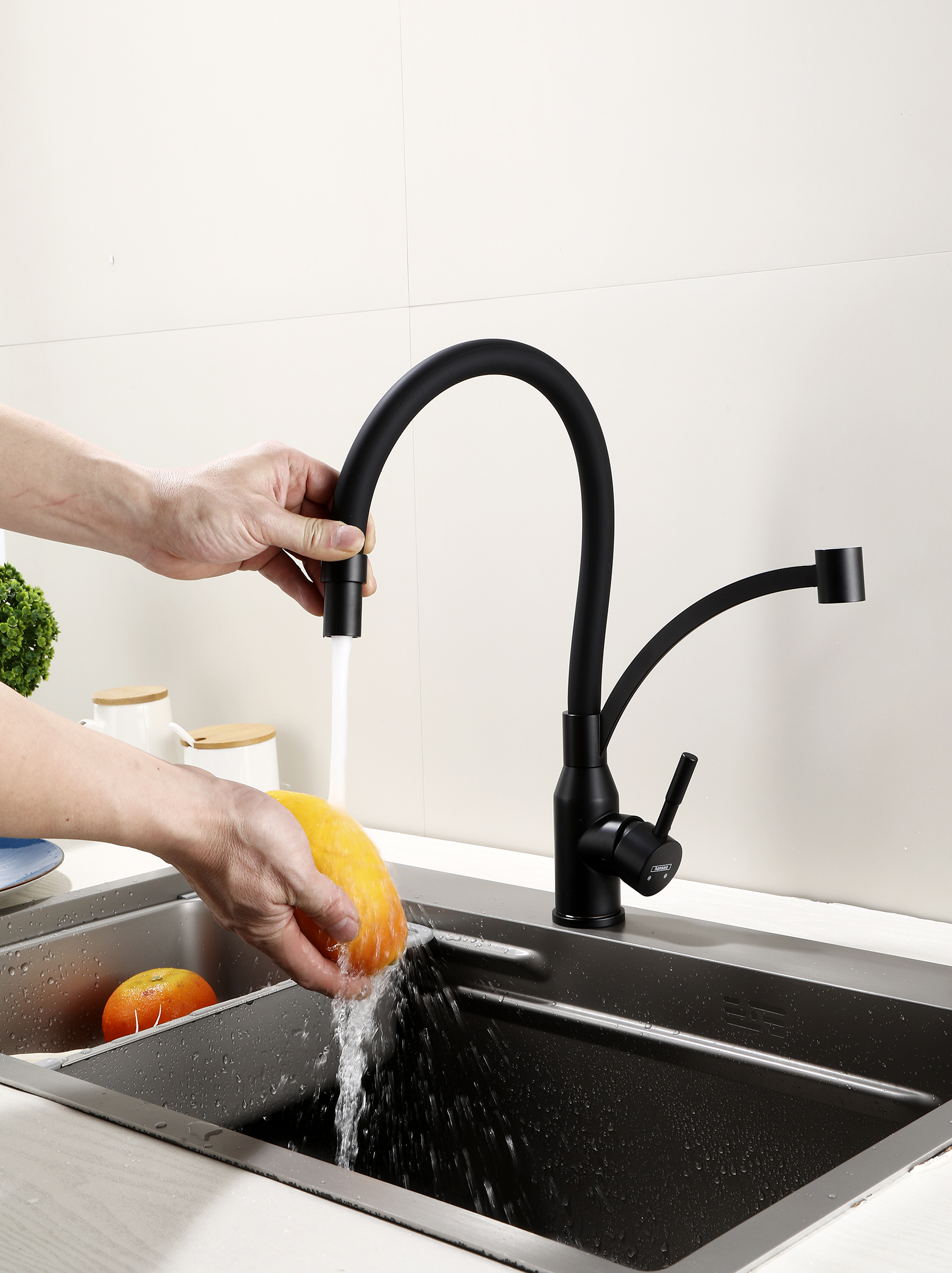 56043-CC Смес. из НЕРЖ. для кух. (ЧЕРНЫЙ с гиб. ЧЕР. изл.) HANSEN  (20/1шт)