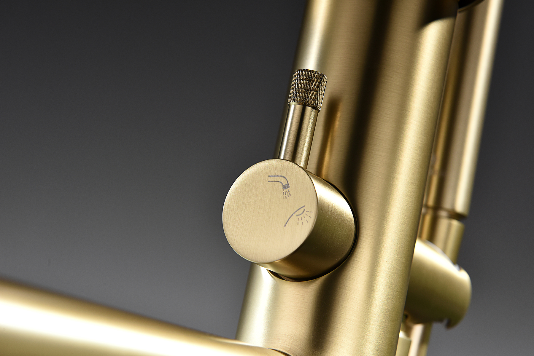 19181-S Смеситель напольный для ванны (Мат. Золото) GANZER  (5/1шт)