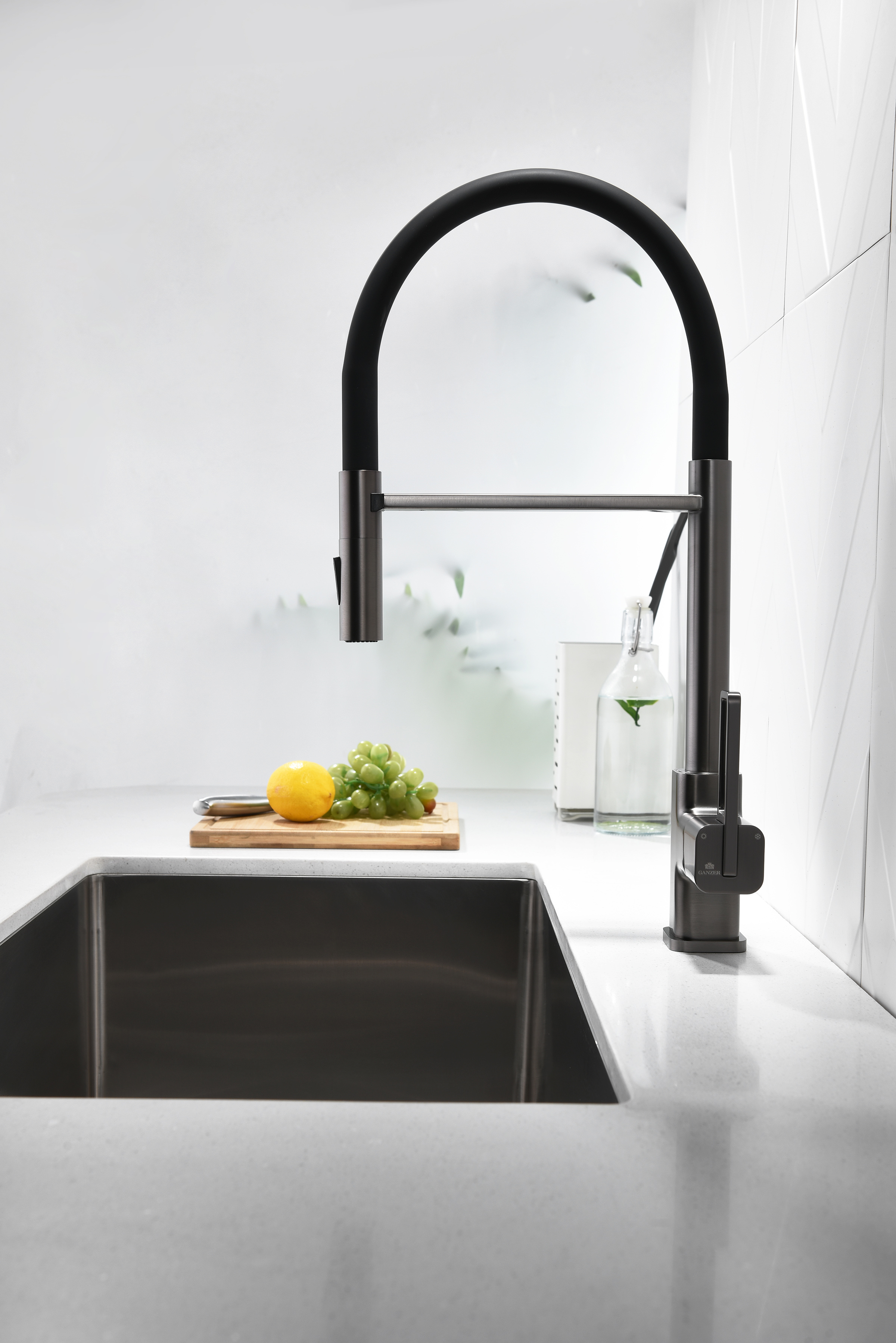 12127-QC Смеситель для кухни с гиб. МАГНИТ. изливом (ГРАФИТ+ЧЕР.) GANZER (10/1шт)