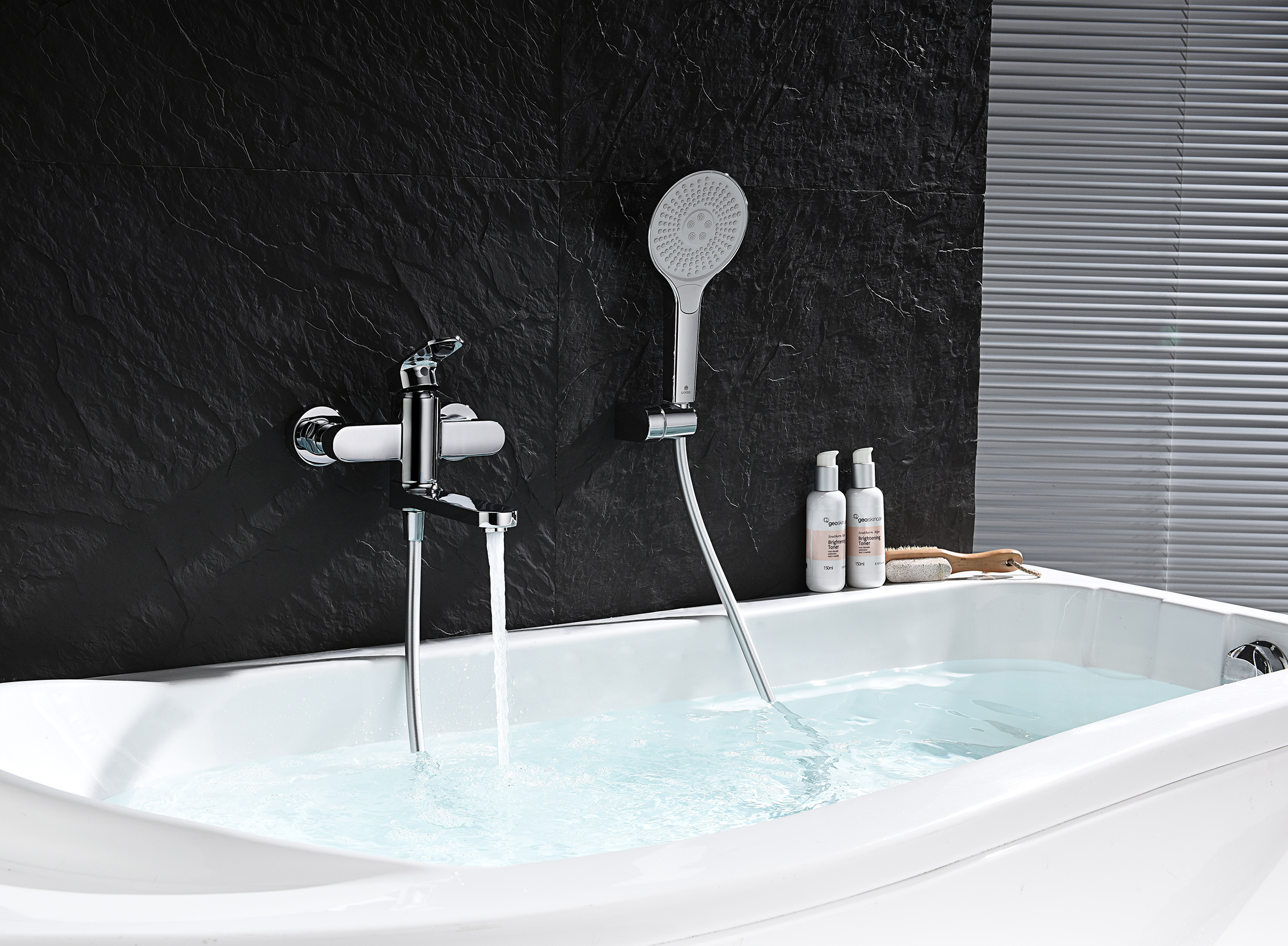 06132 Смеситель од. для ванны кор. (ХРОМ)  GANZER  (8/1шт)