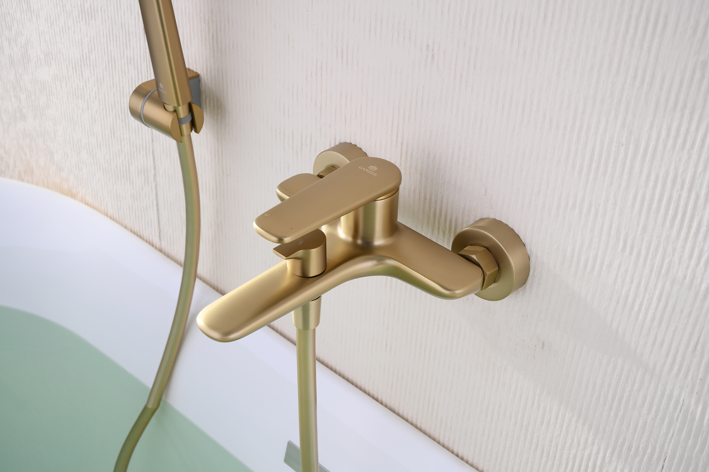 02131-S Смеситель од. для ванны кор. (Мат. Золото)  GANZER  (8/1шт)