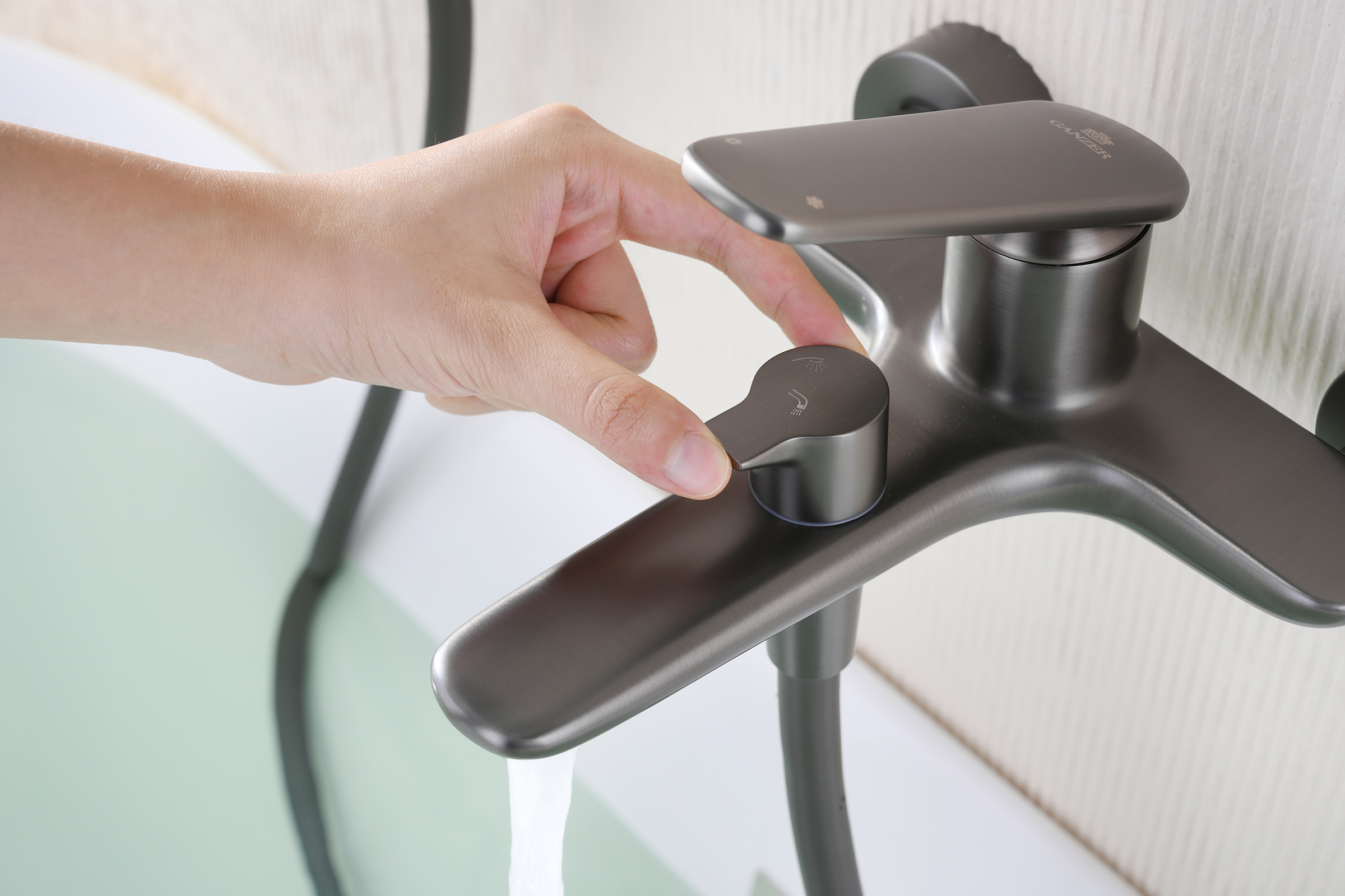 02131-Q Смеситель од. для ванны кор. (ГРАФИТ)  GANZER  (8/1шт)