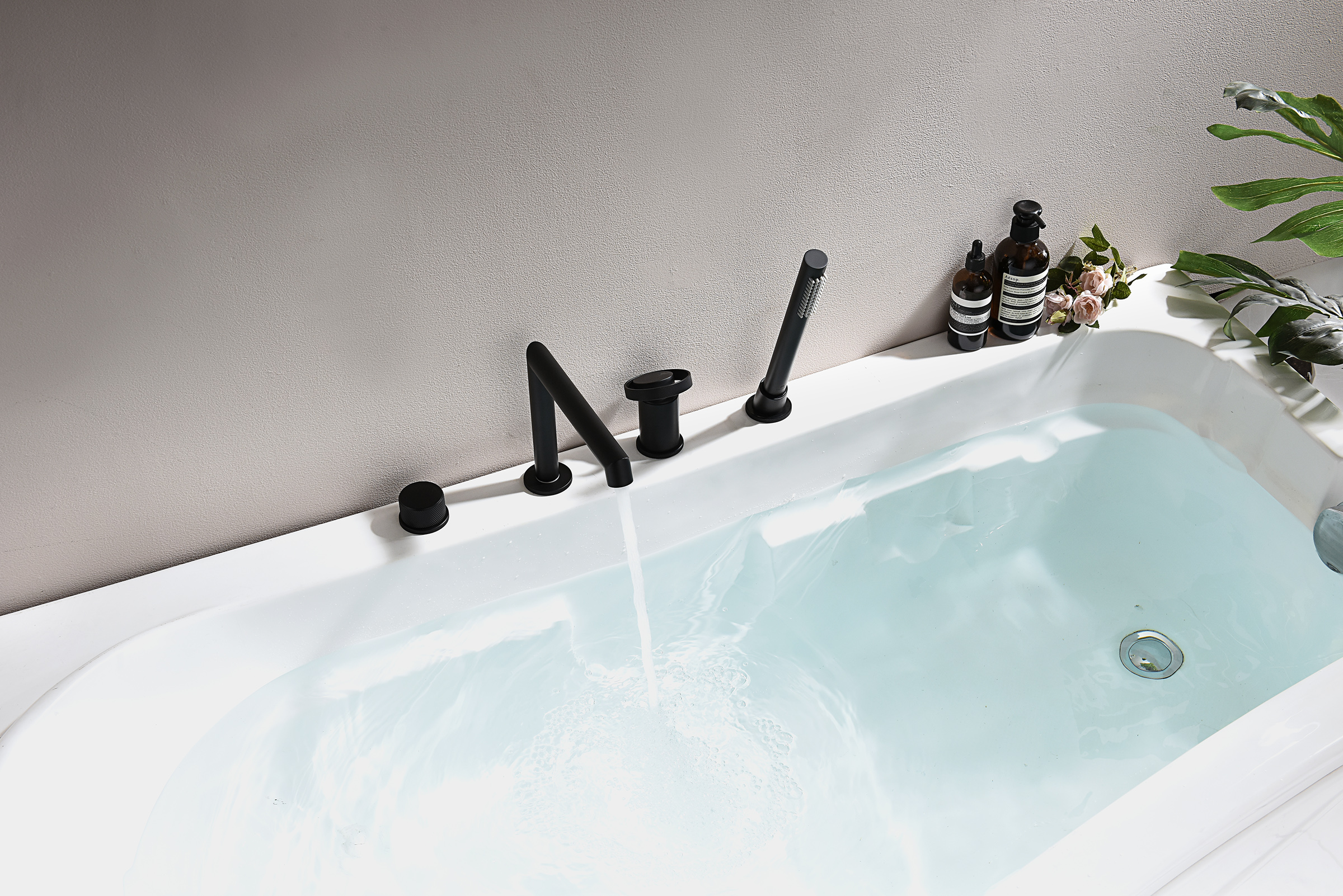 19133-C Смеситель на борт ванны (4-отв,ЧЕРНЫЙ)  GANZER (6/1шт)