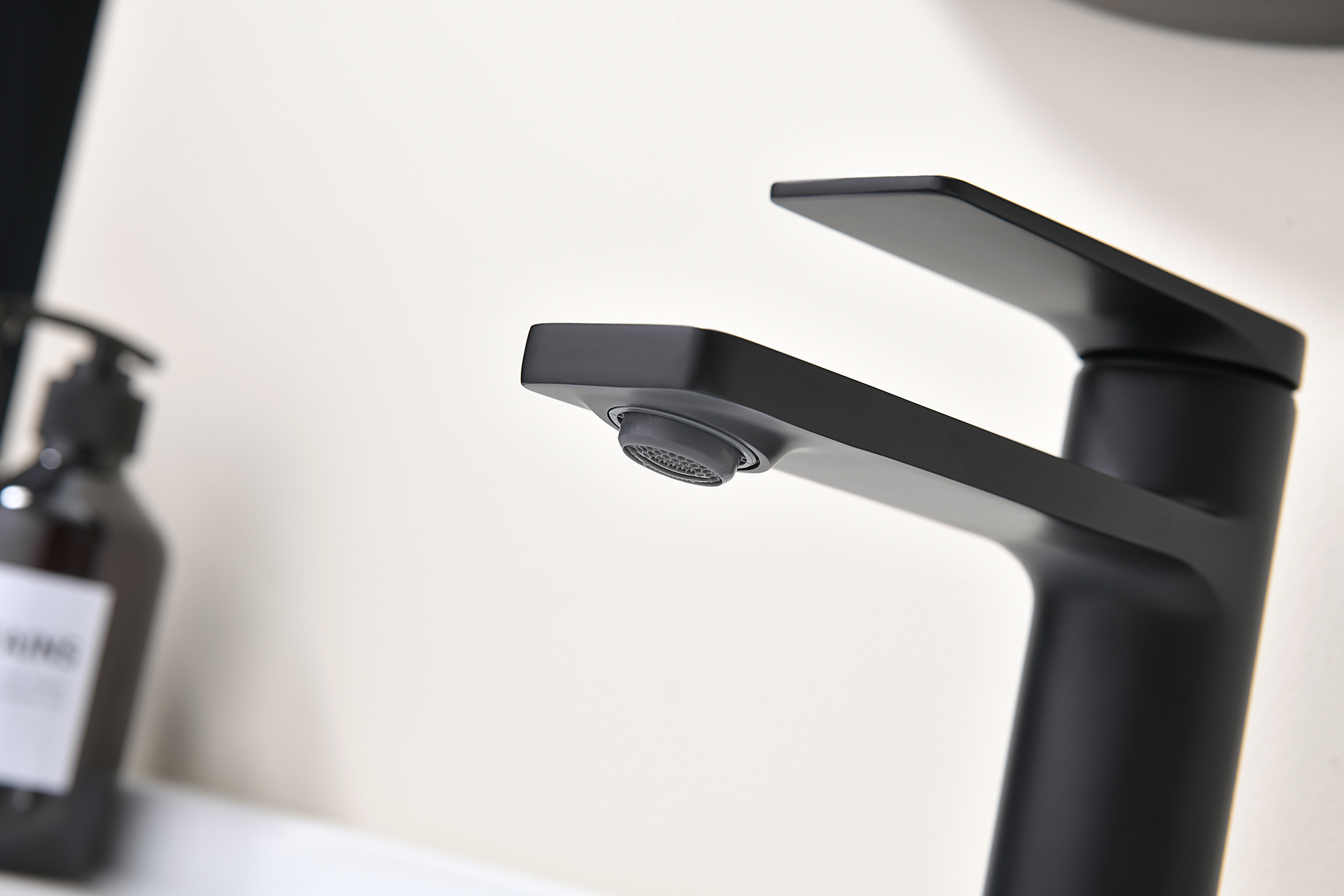 07111-C Смеситель од. для раковины (ЧЕРНЫЙ) GANZER (10/1шт)