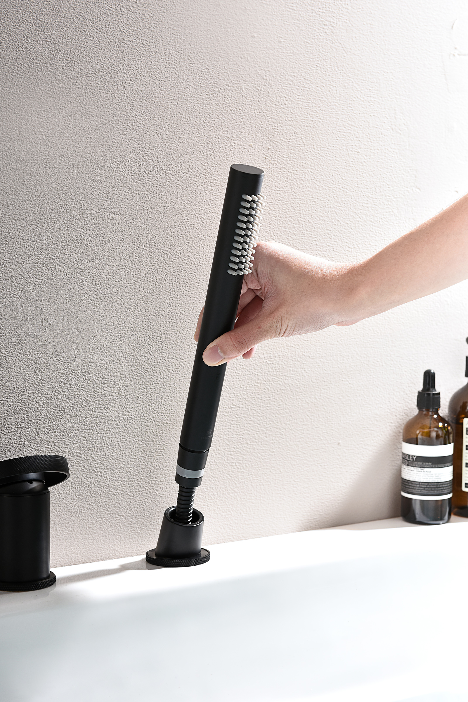 19133-C Смеситель на борт ванны (4-отв,ЧЕРНЫЙ)  GANZER (6/1шт)