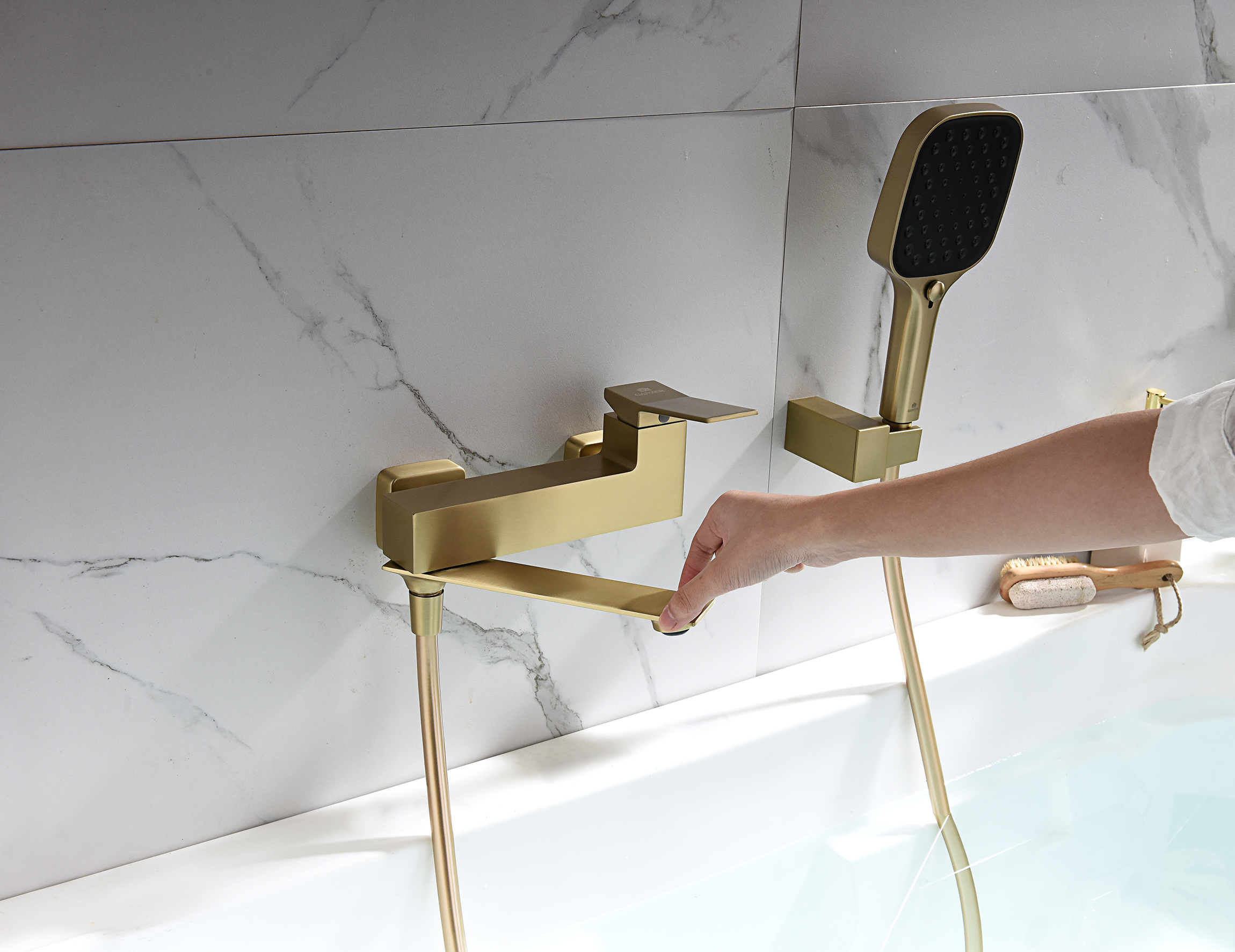 05132-S Смеситель од. для ванны кор. (Мат. Золото)  GANZER  (8/1шт)