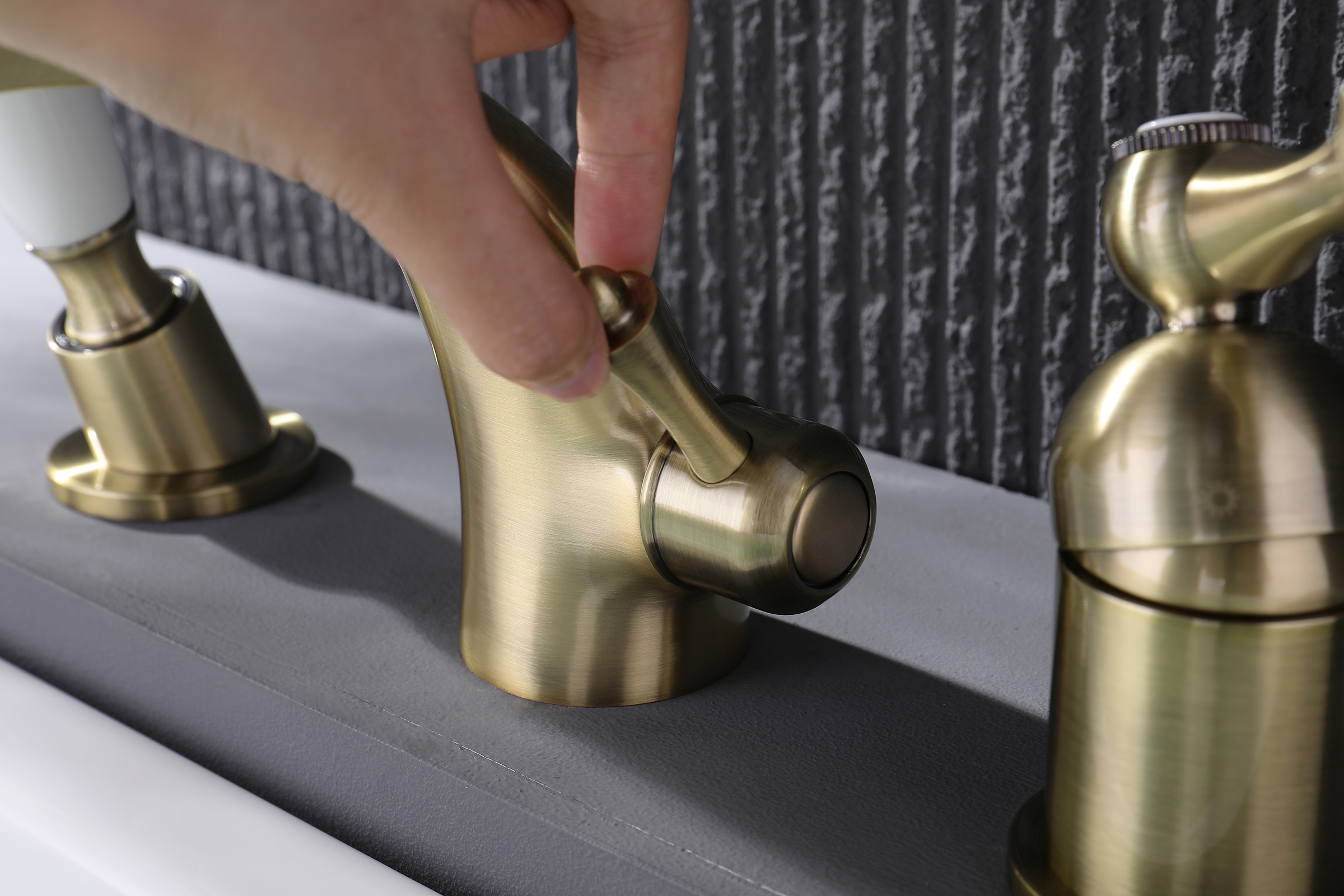 77133-D Смеситель на борт ванны (3-отв,БРОНЗА)  GANZER (8/1шт)