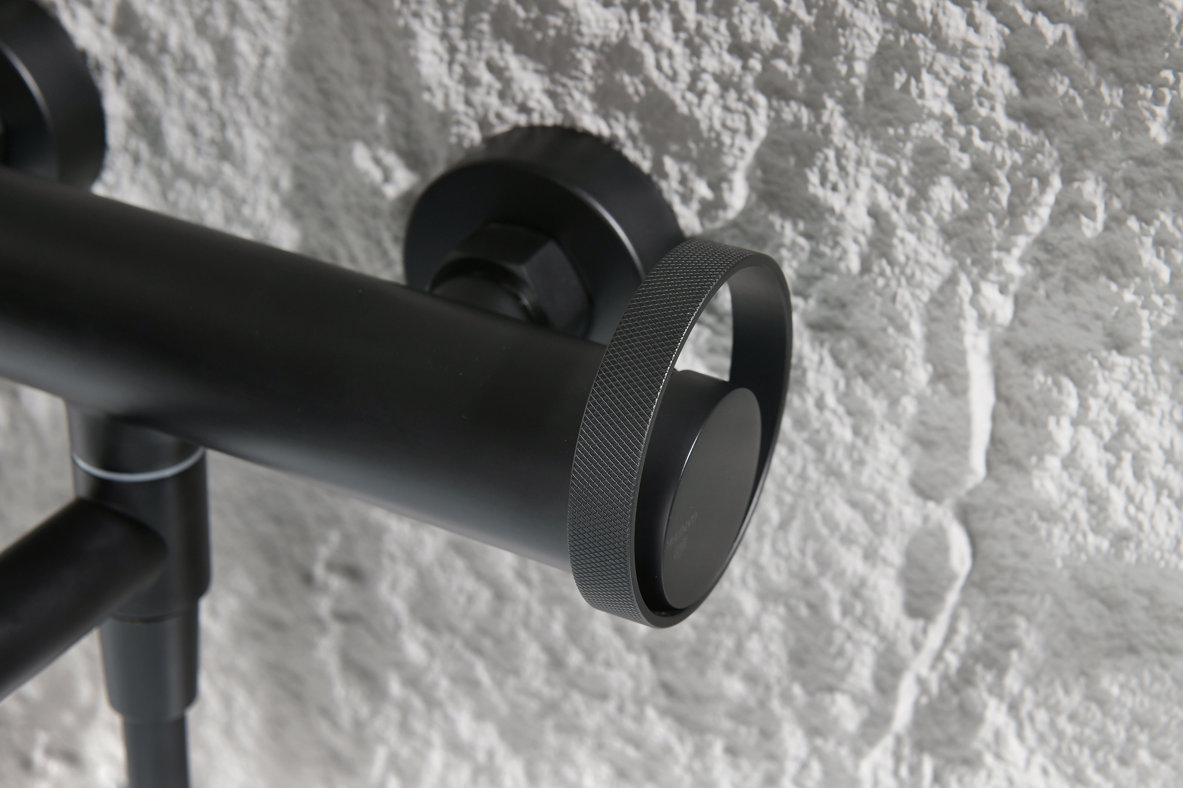 19132-C Смеситель од. для ванны кор. (ЧЕРНЫЙ)  GANZER  (8/1шт)