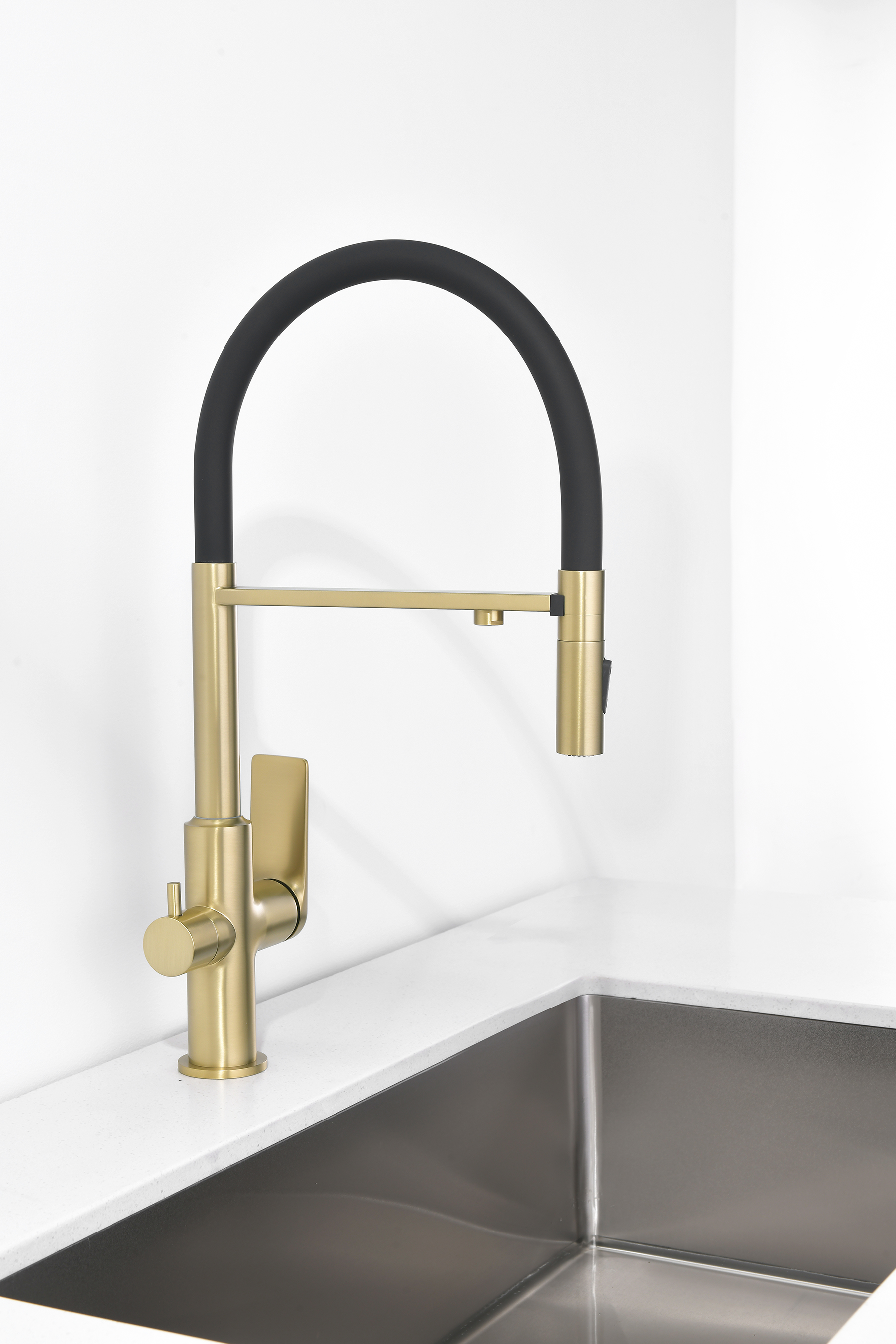 07127-S Смес. для кухни с гиб МАГ. изл. и под. фильт. (Мат. Золото+ЧЕР.) GANZER (10/1шт)