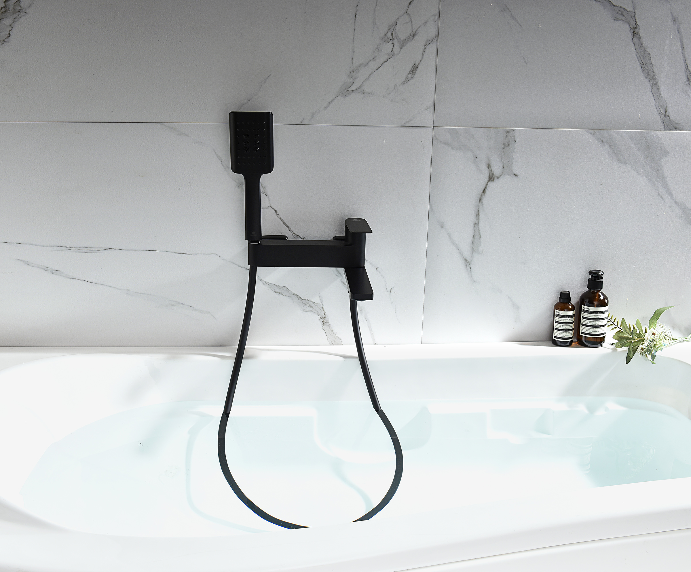 07132-C Смеситель од. для ванны кор. (ЧЕРНЫЙ)  GANZER  (8/1шт)