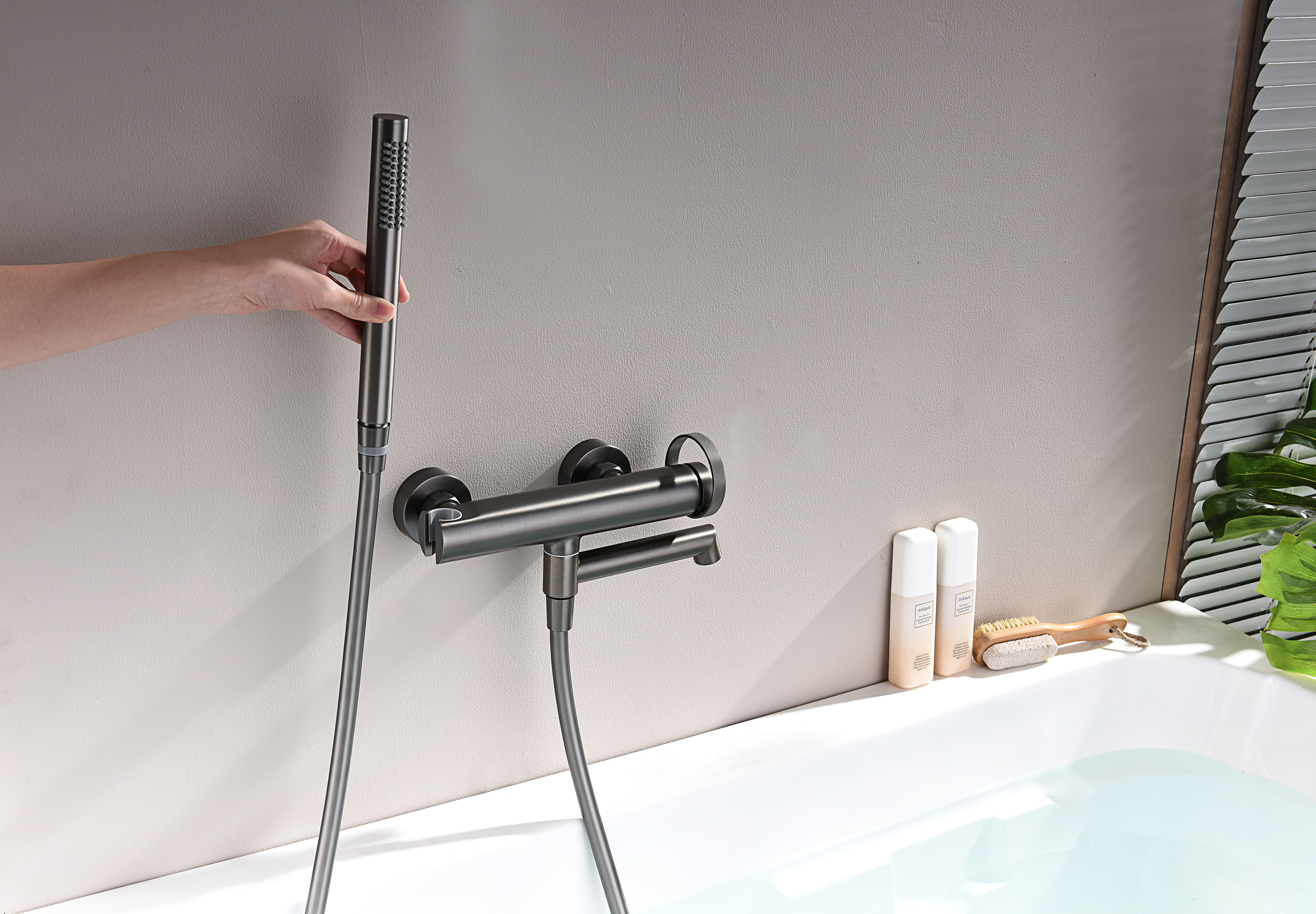 19132-Q Смеситель од. для ванны кор. (ГРАФИТ)  GANZER  (8/1шт)