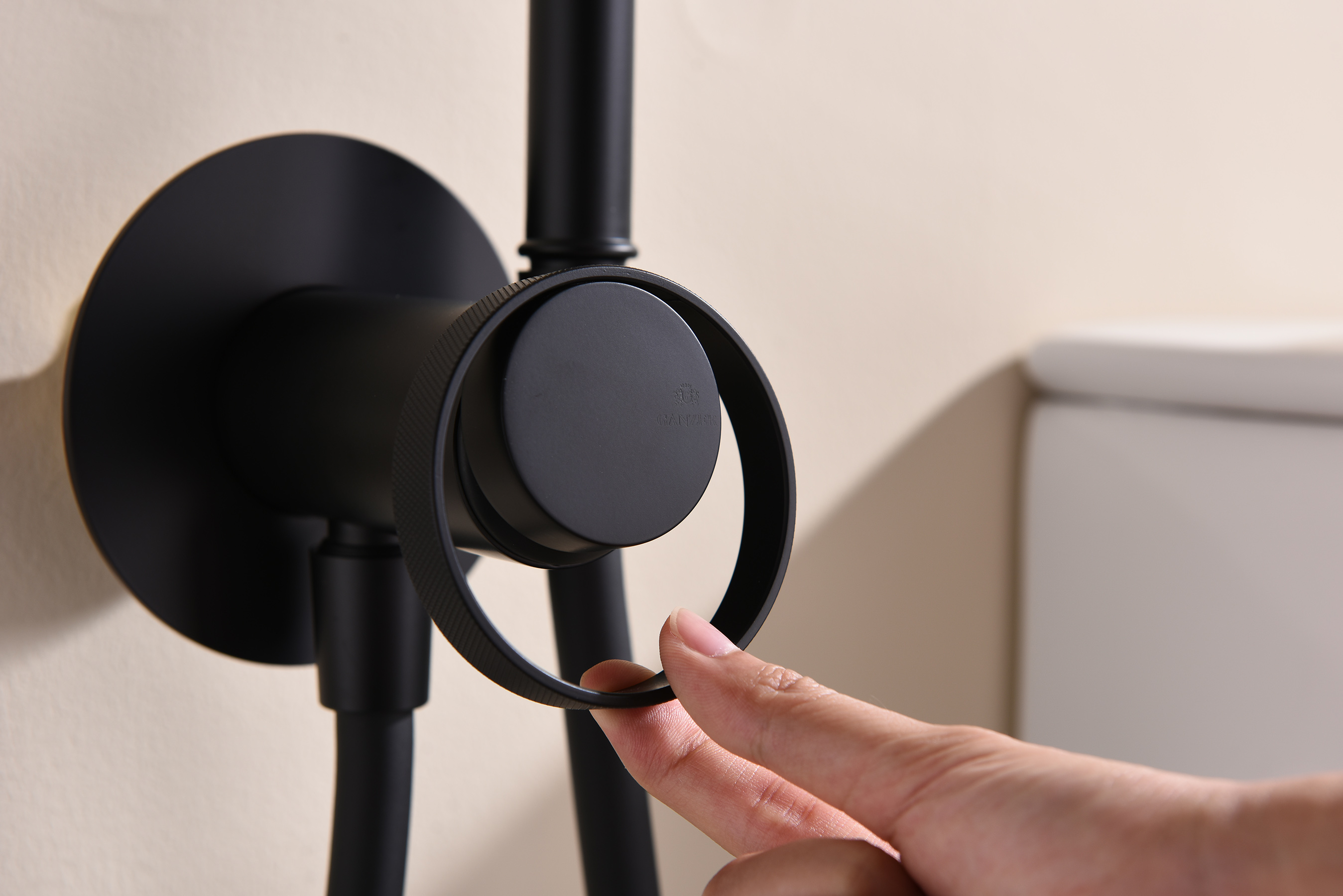 19157-C Смеситель встраиваемый с ГИГ. душем (ЧЕРНЫЙ) GANZER (10/1шт)