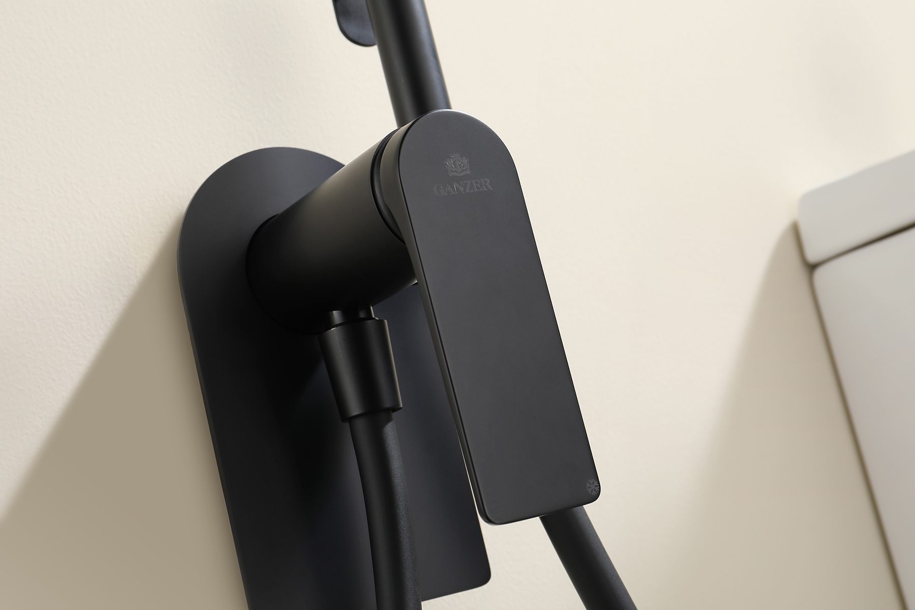 07157-C Смеситель встраиваемый с ГИГ. душом (ЧЕРНЫЙ) GANZER (10/1шт)