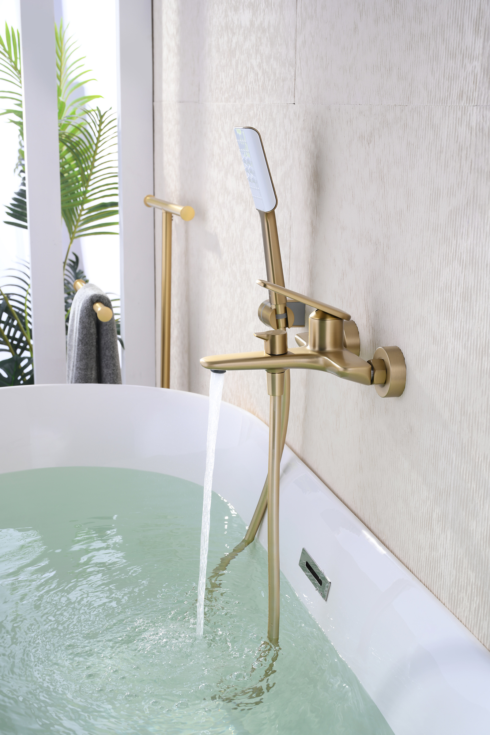 02131-S Смеситель од. для ванны кор. (Мат. Золото)  GANZER  (8/1шт)