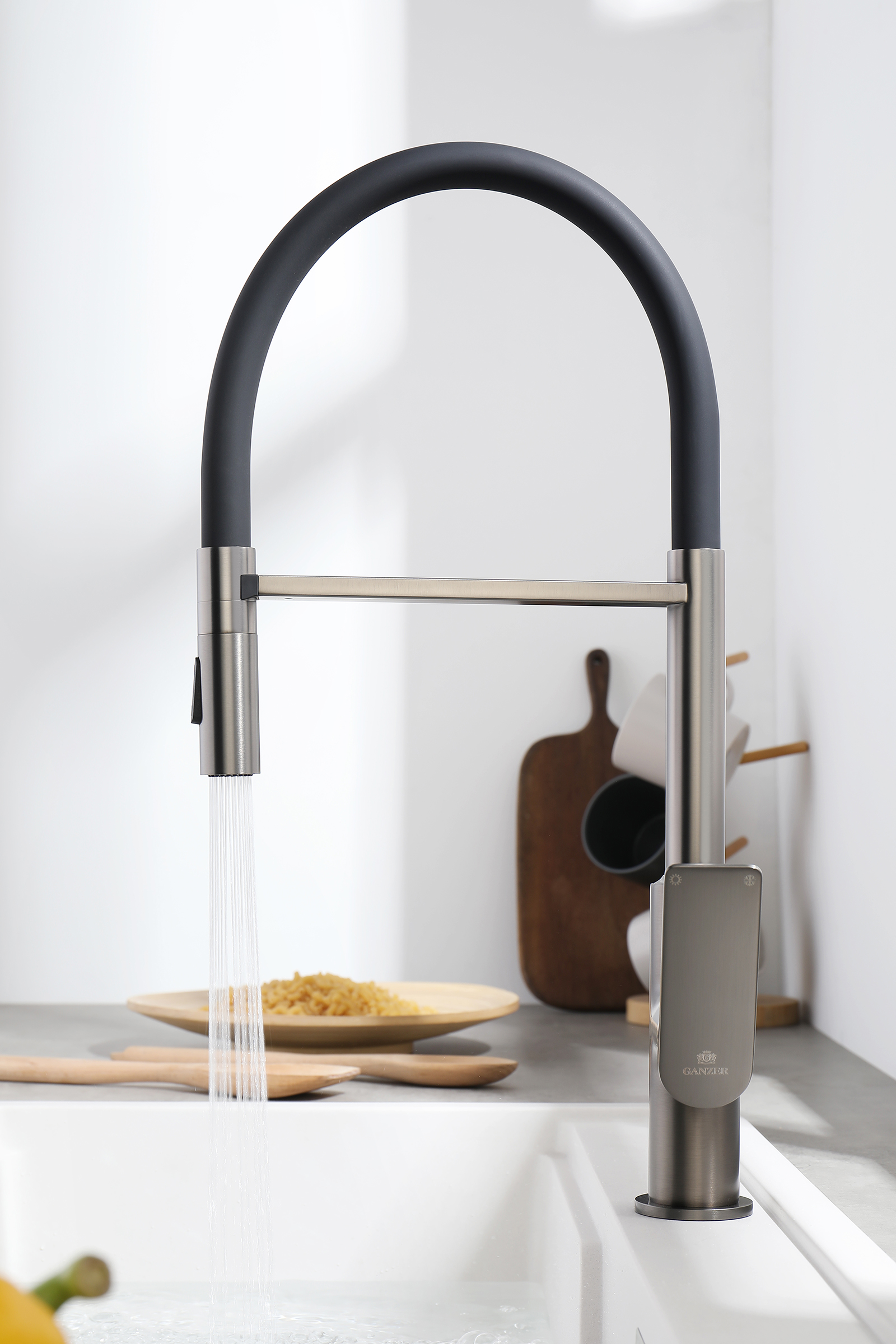 07126-Q Смеситель для кухни с гиб. МАГНИТ. изливом (ГРАФИТ+ЧЕР.) GANZER (10/1шт)