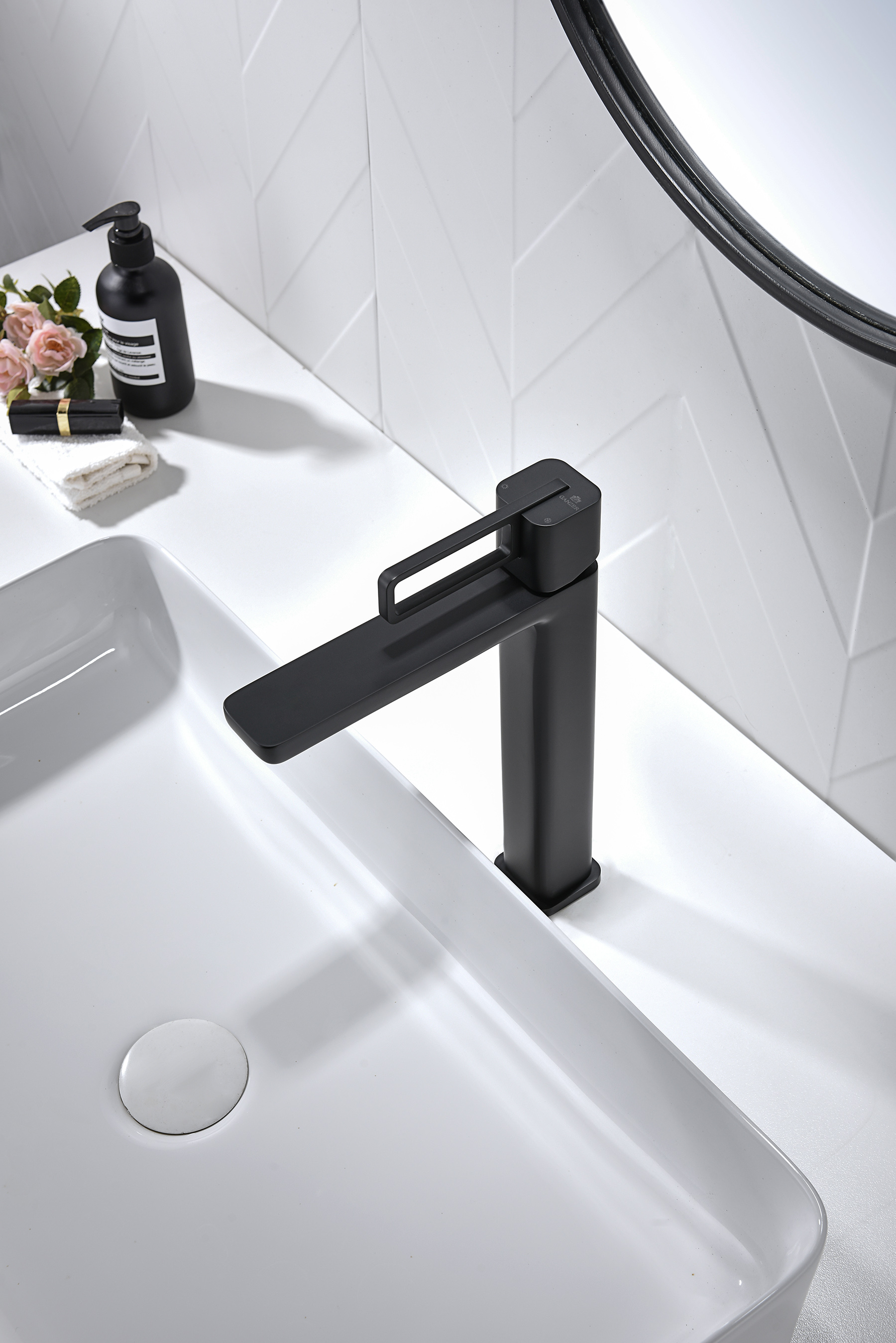 12112-C Смеситель од. для раковины-чаши (ЧЕРНЫЙ) GANZER (10/1шт)