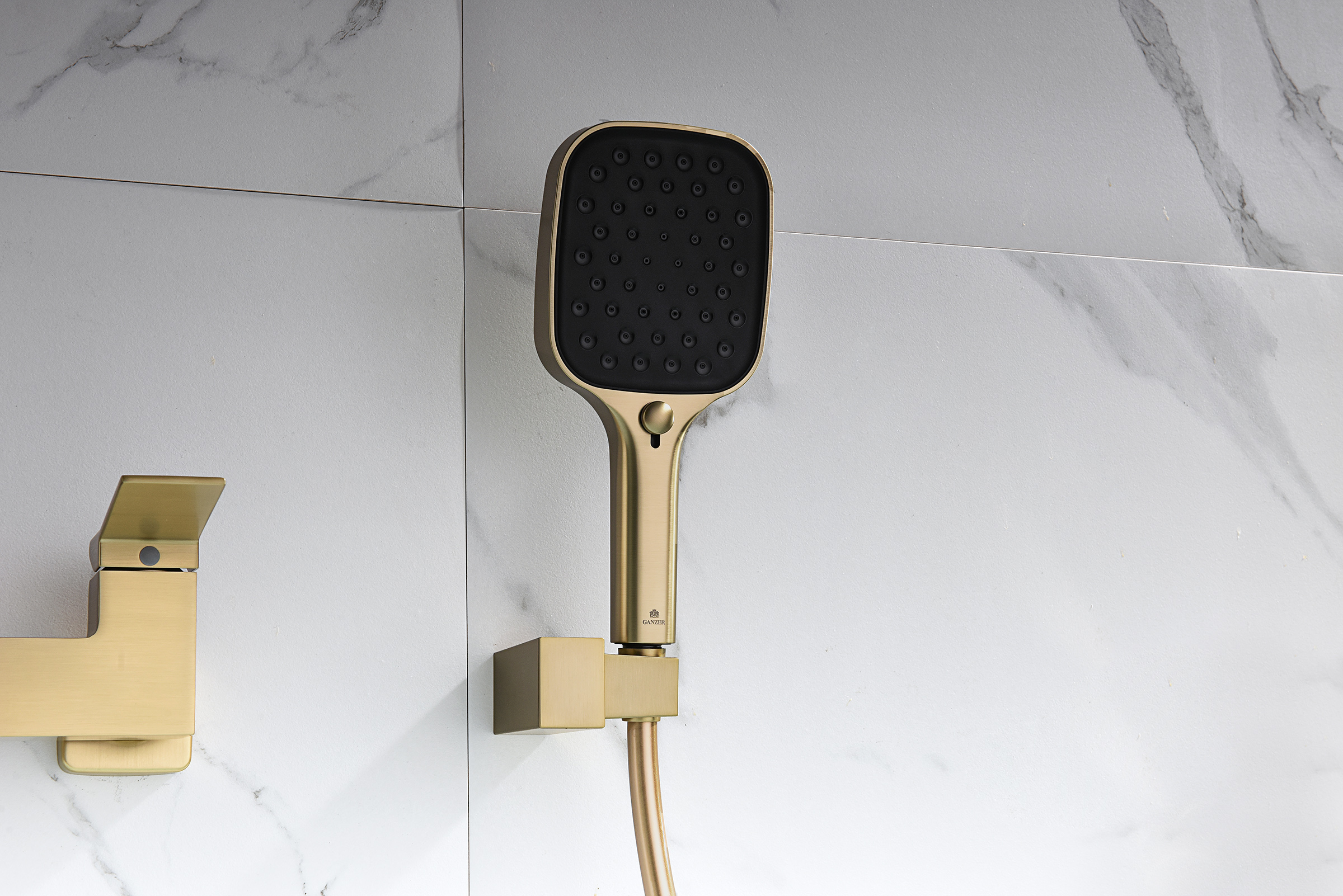 05132-S Смеситель од. для ванны кор. (Мат. Золото)  GANZER  (8/1шт)
