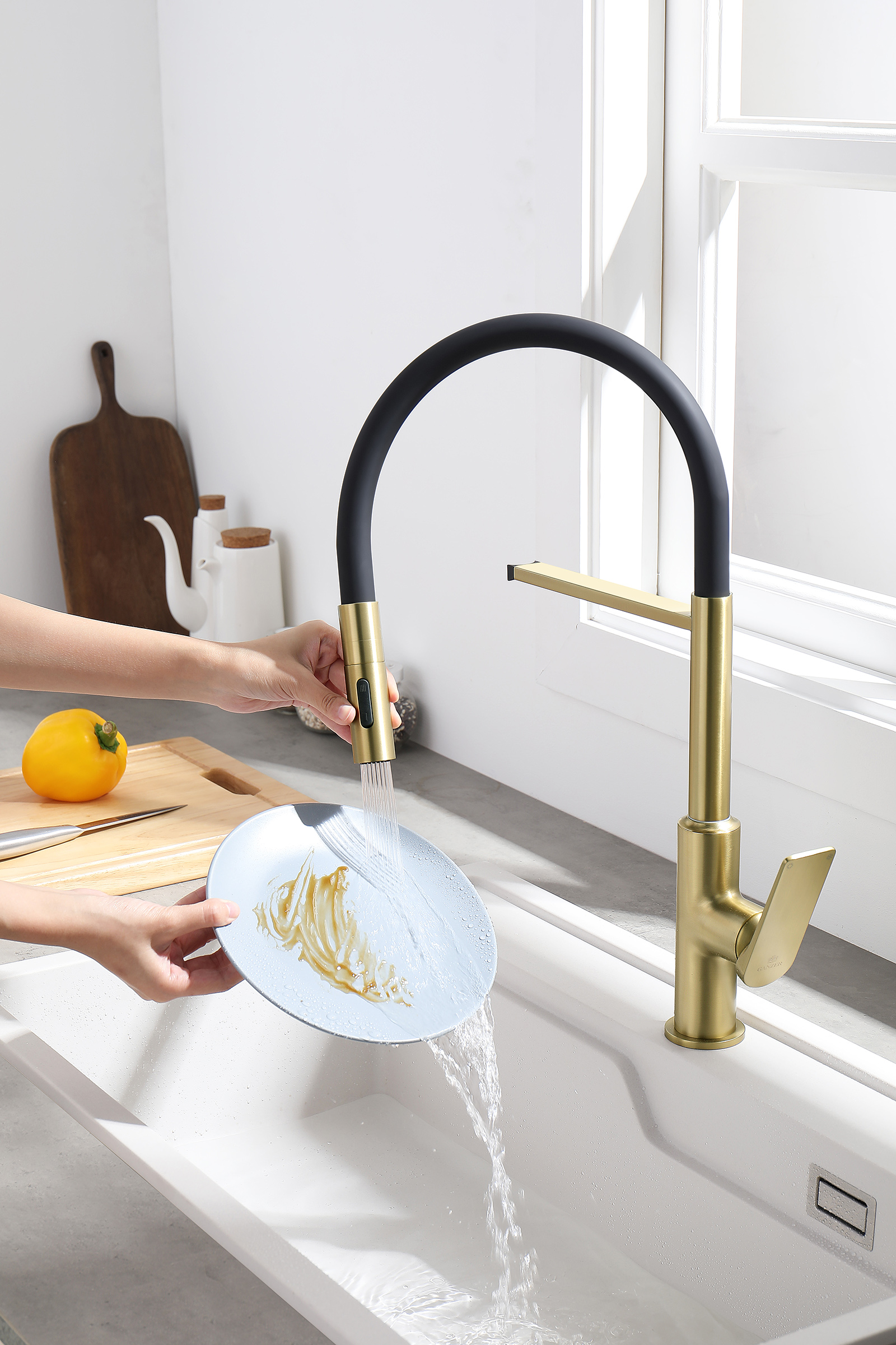 07126-S Смеситель для кухни с гиб. МАГНИТ. изливом (Мат. Золото+ЧЕР.) GANZER (10/1шт)