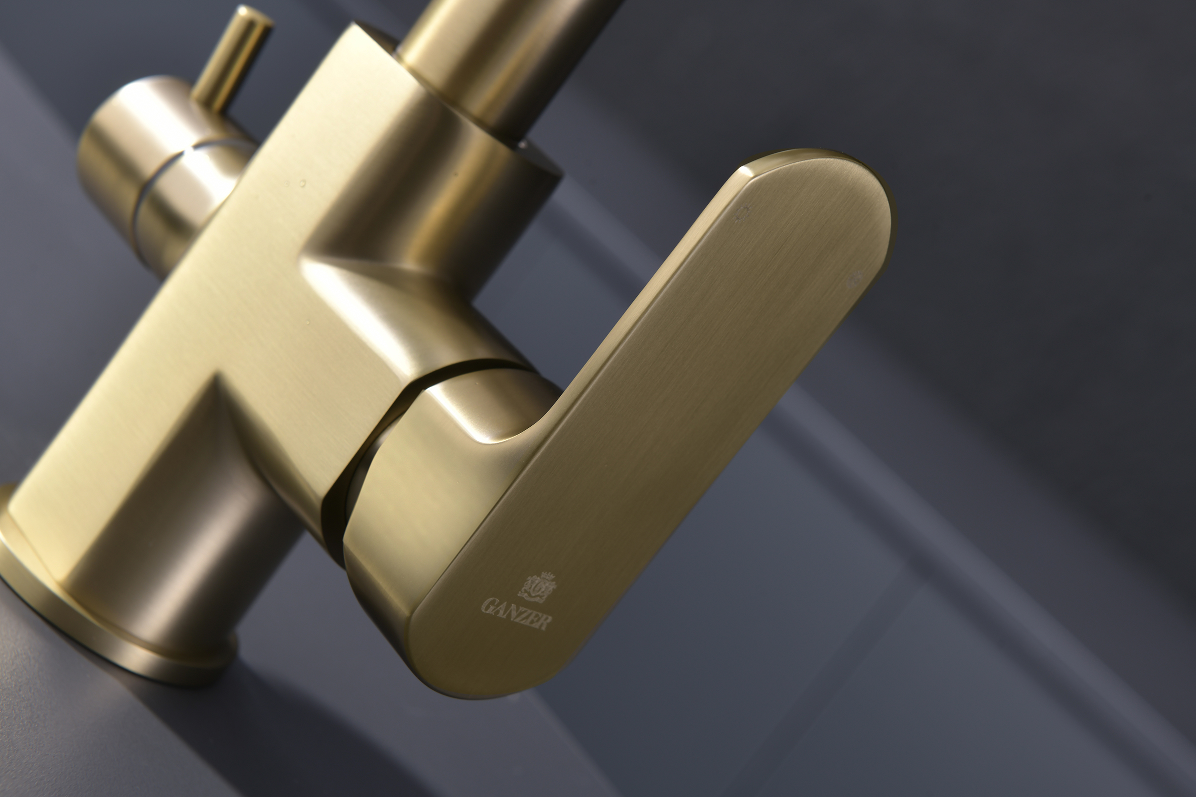 06127-S Смеситель для кухни с гиб. изл. и под. фильтра (Мат. Золото) GANZER (10/1шт)