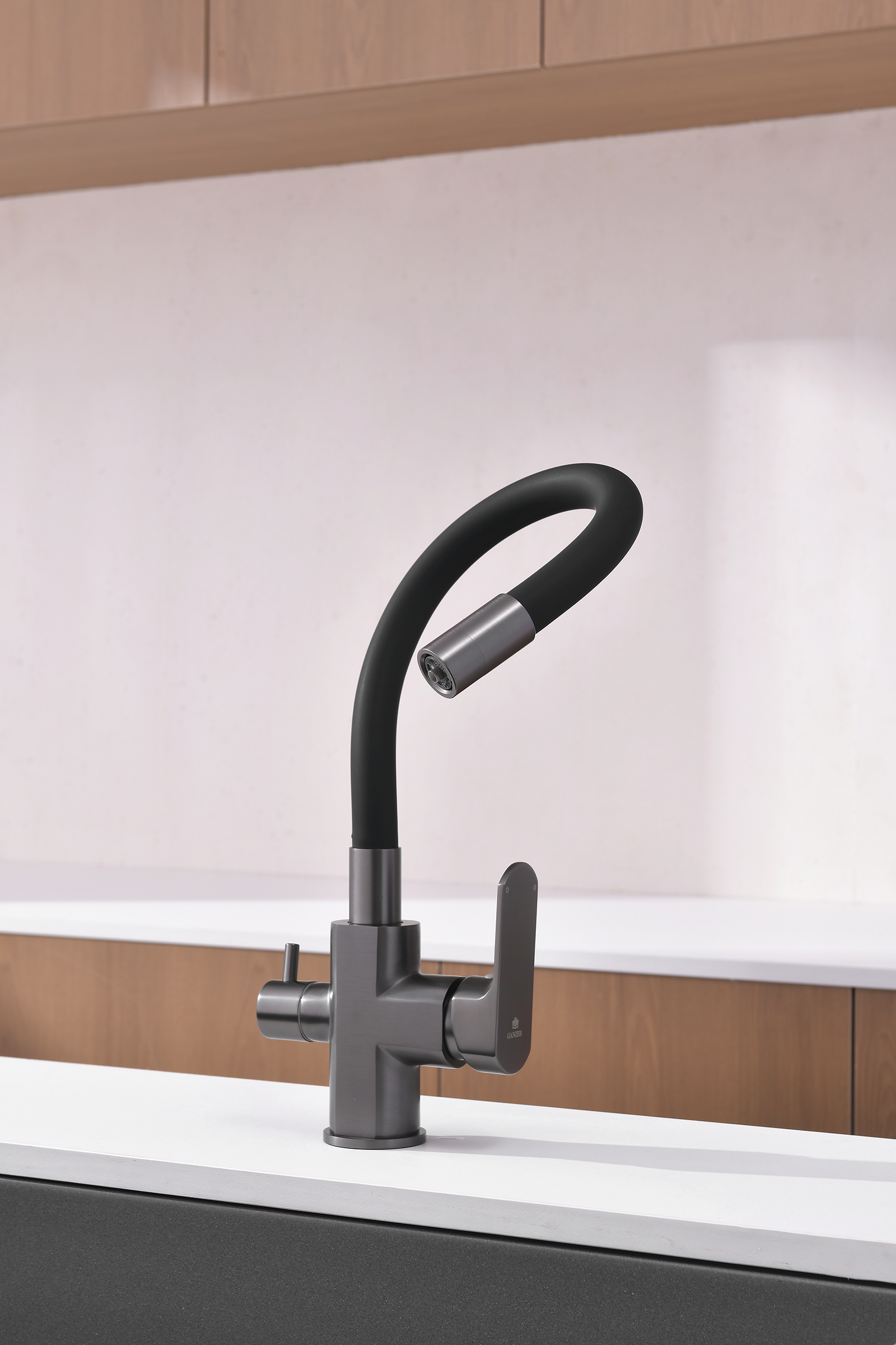 06127-Q Смеситель для кухни с гиб. изл. и под. фильтра (ГРАФИТ) GANZER (10/1шт)