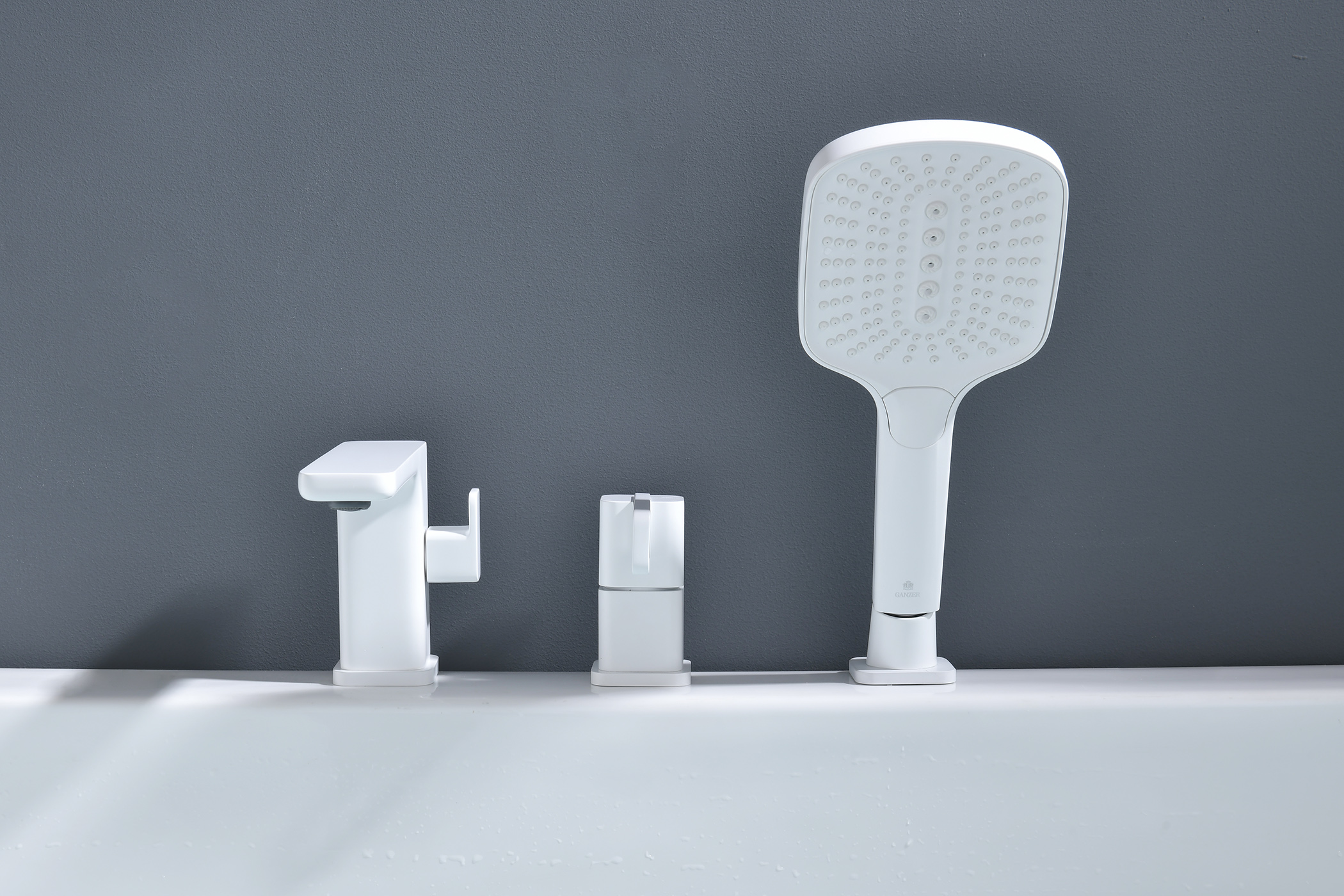 12133-F Смеситель на борт ванны (3-отв,БЕЛЫЙ)  GANZER (10/1шт)