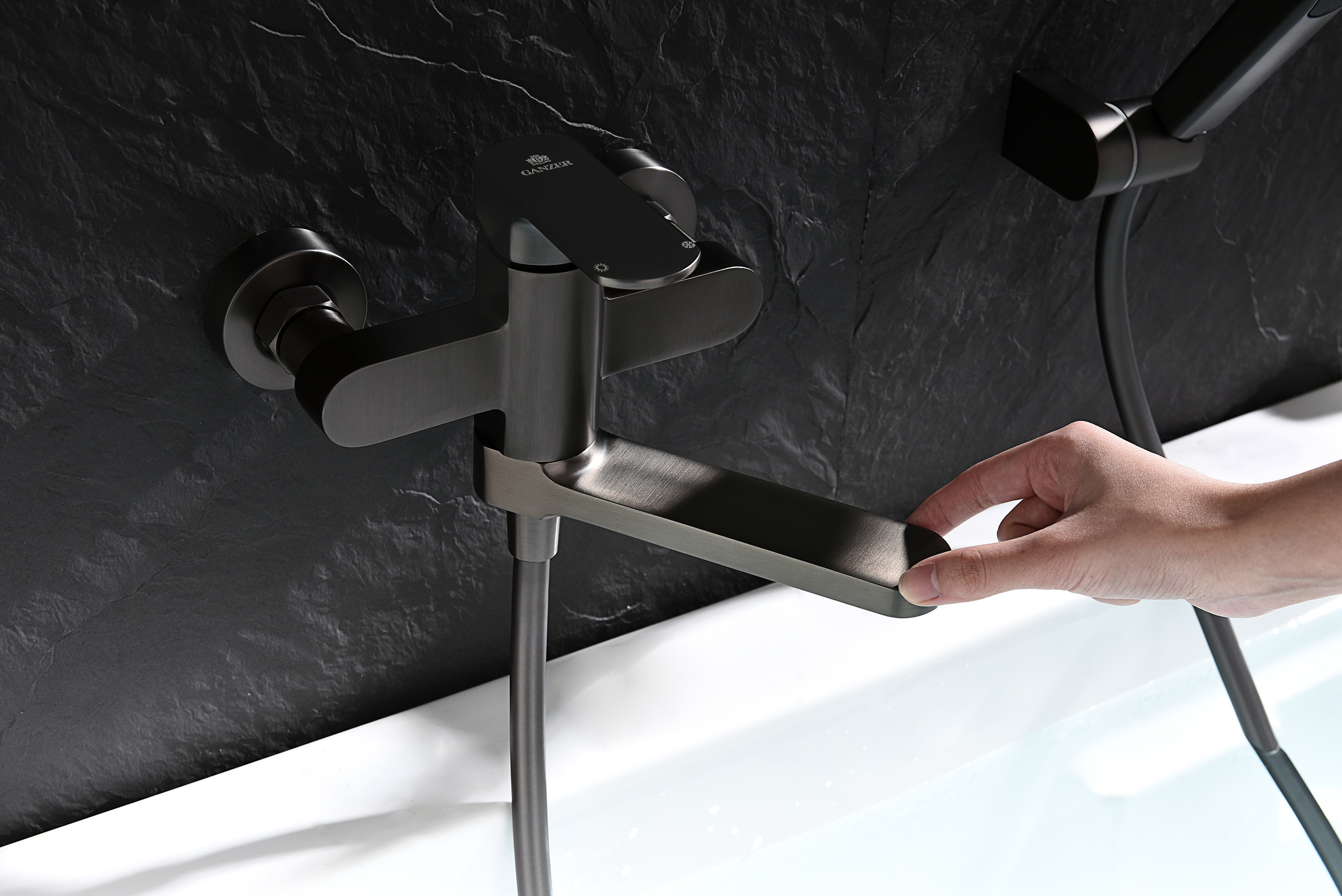 06132-Q Смеситель од. для ванны кор. (ГРАФИТ)  GANZER  (8/1шт)